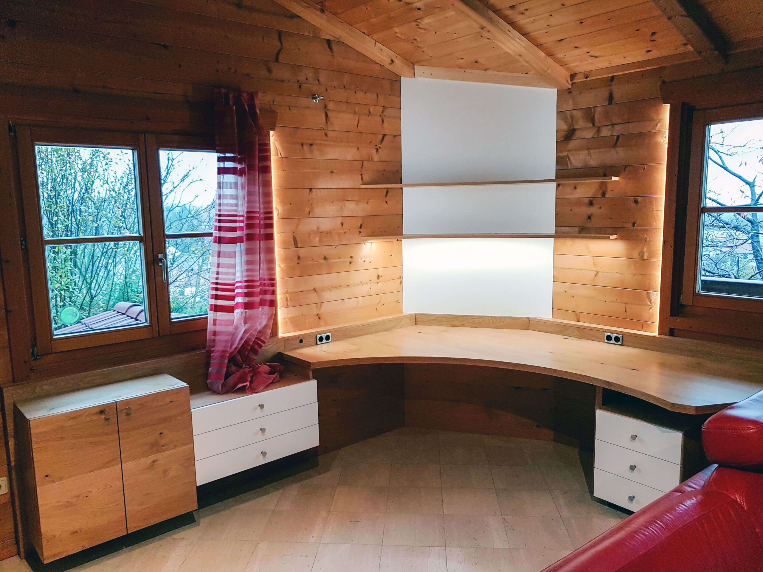 Arbeitsbereich, abgerundeter Schreibtisch, Schubladenelemente, offenes Regal