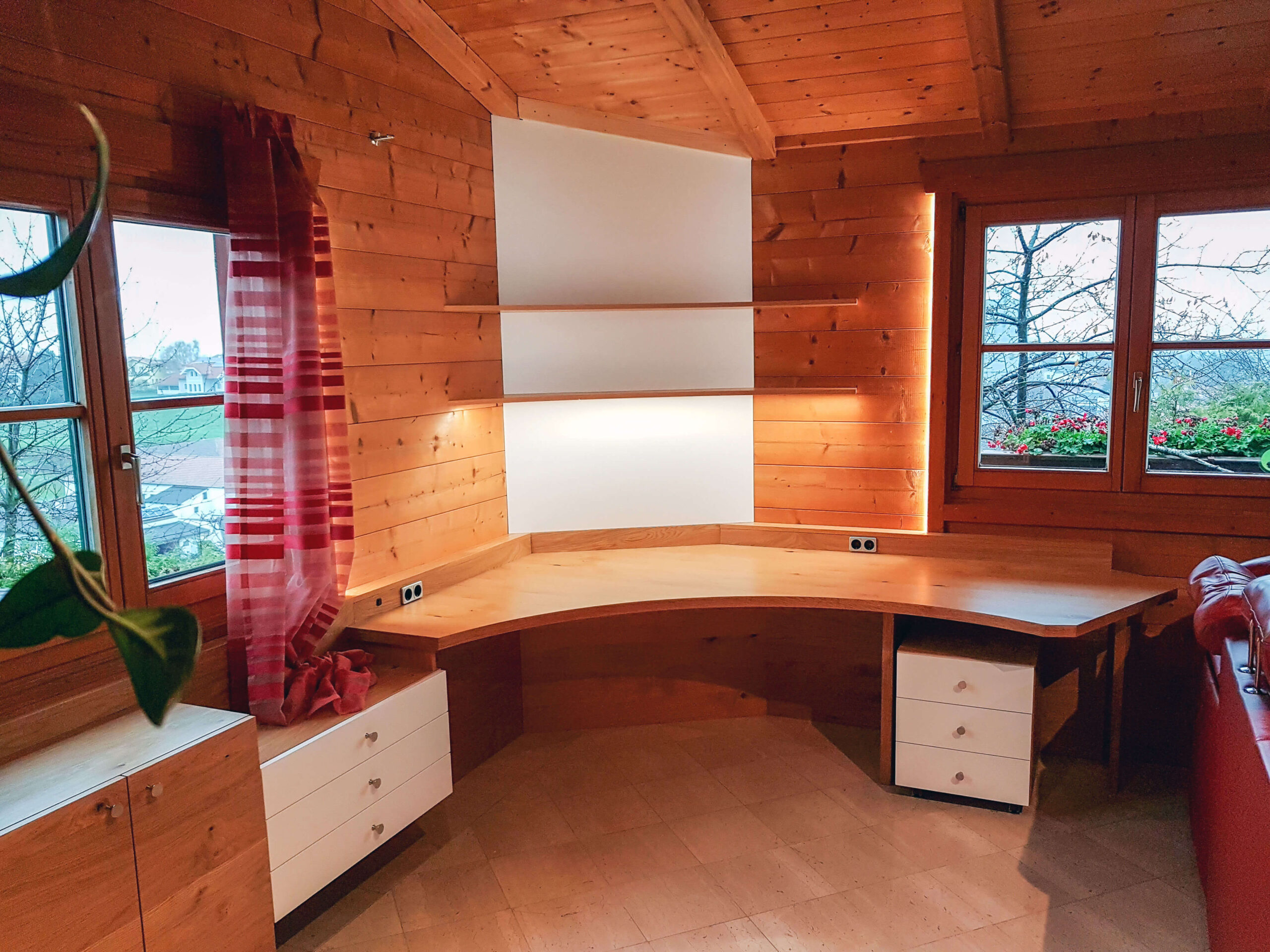 Arbeitsbereich, abgerundeter Schreibtisch, Schubladenelemente, offenes Regal