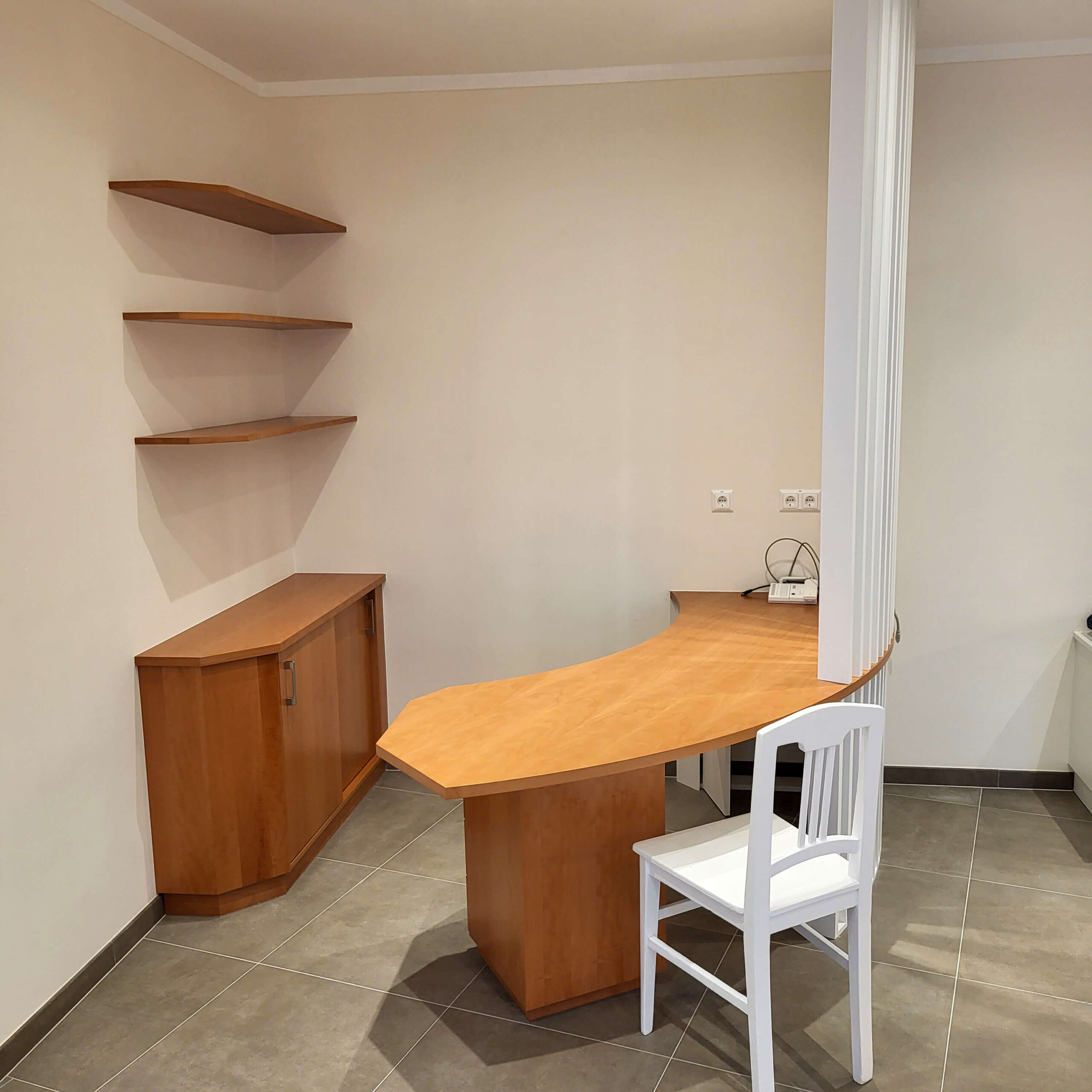 Arztpraxis, Behandlungsraum, Schreibtisch, Schrank, offenes Regal