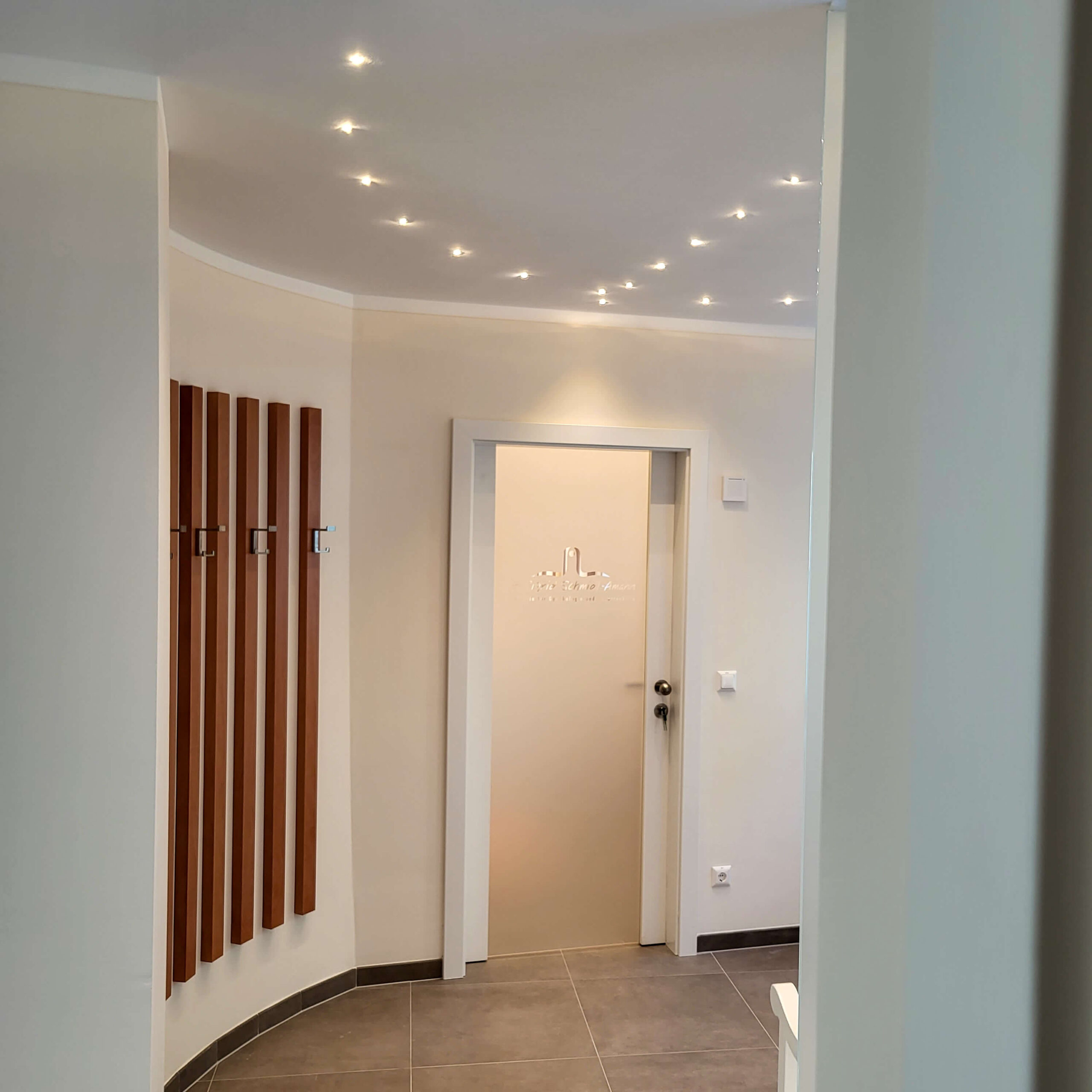 Arztpraxis, Garderobe, Glastür