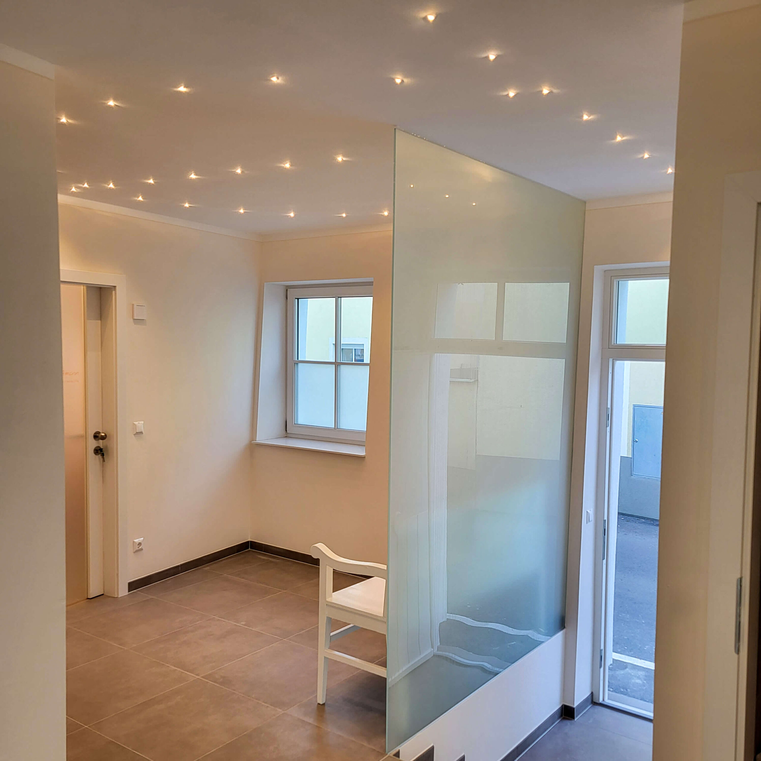 Arztpraxis, Eingang, Glastelement, Deckenbeleuchtung