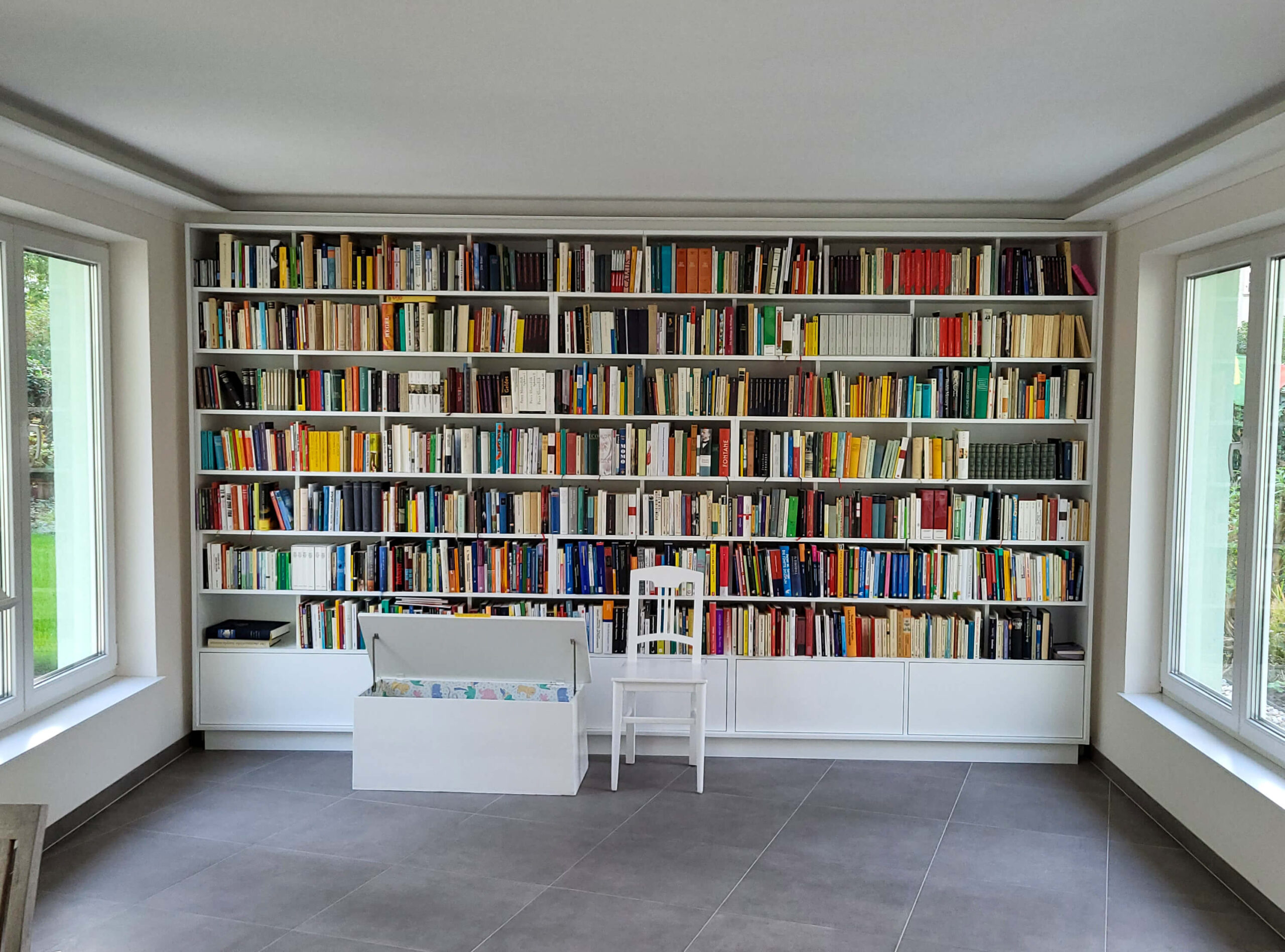 Bücherwand, Holztruhe, Stuhl