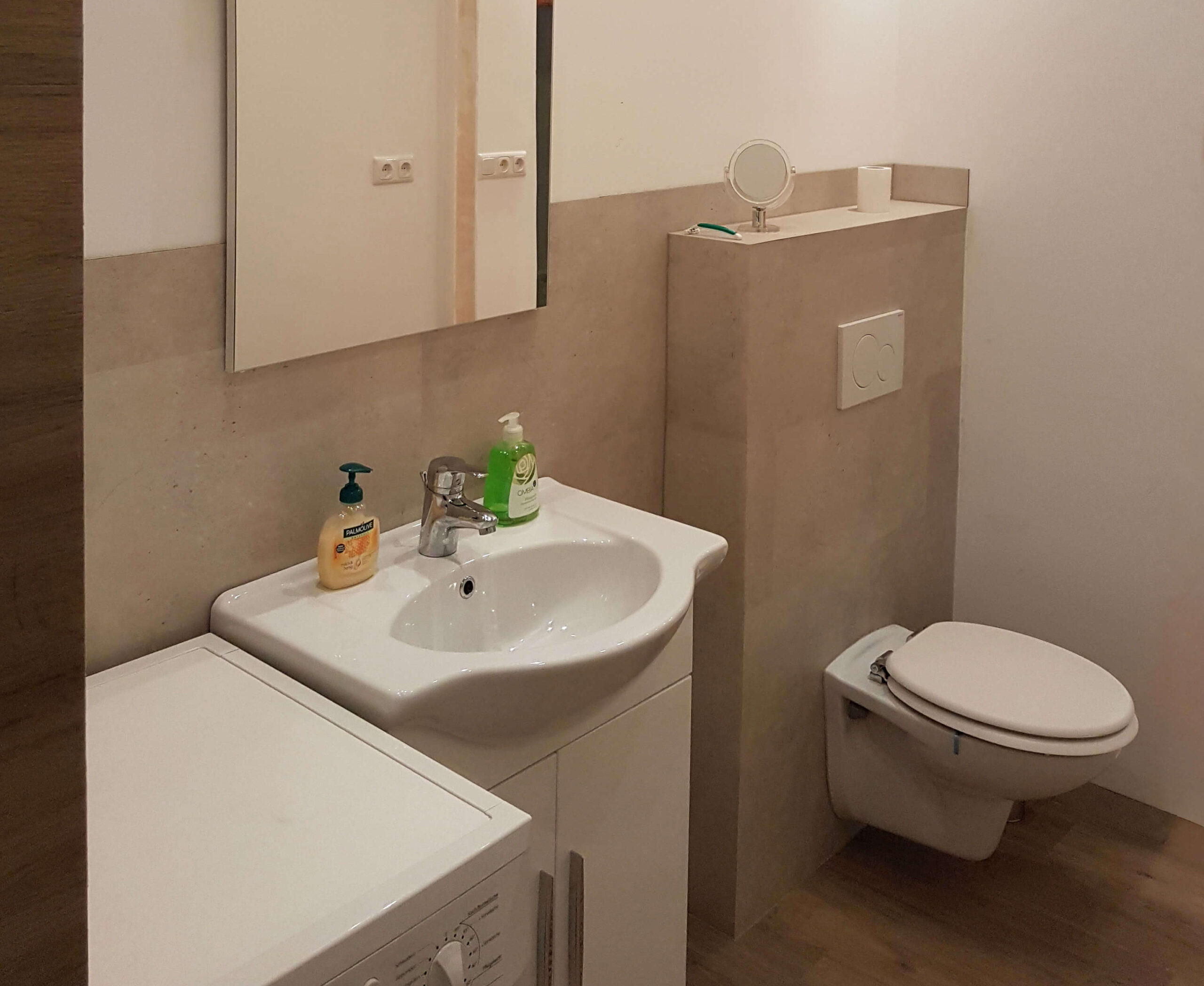 Badezimmer, Waschbeckenunterschrank, Spiegel, WC, Waschmaschine