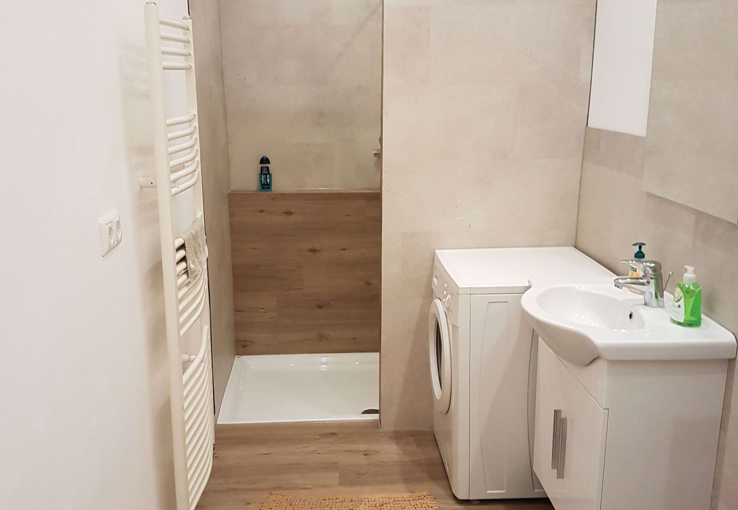 Waschbeckenunterbau, Waschmaschine, Handtuchwärmer, Dusche