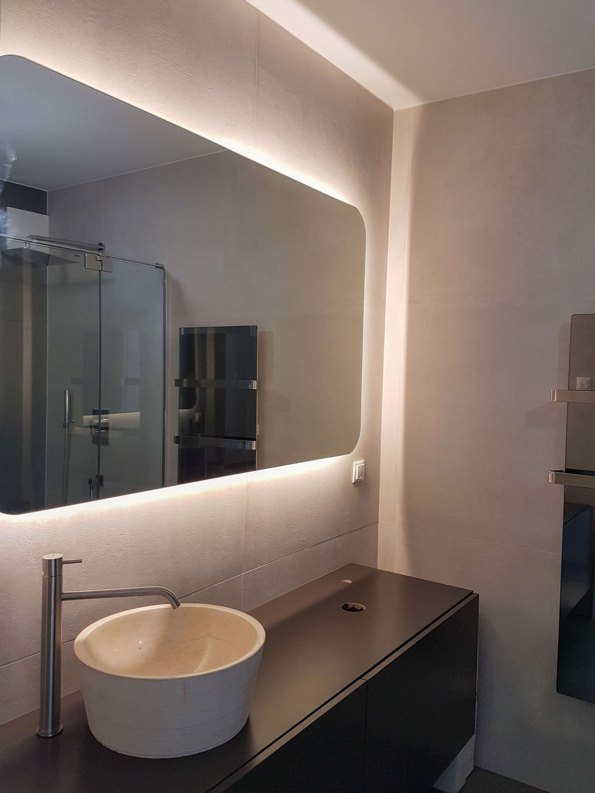 Badezimmer, Waschbeckenunterschrank, Spiegel hinterleuchtet