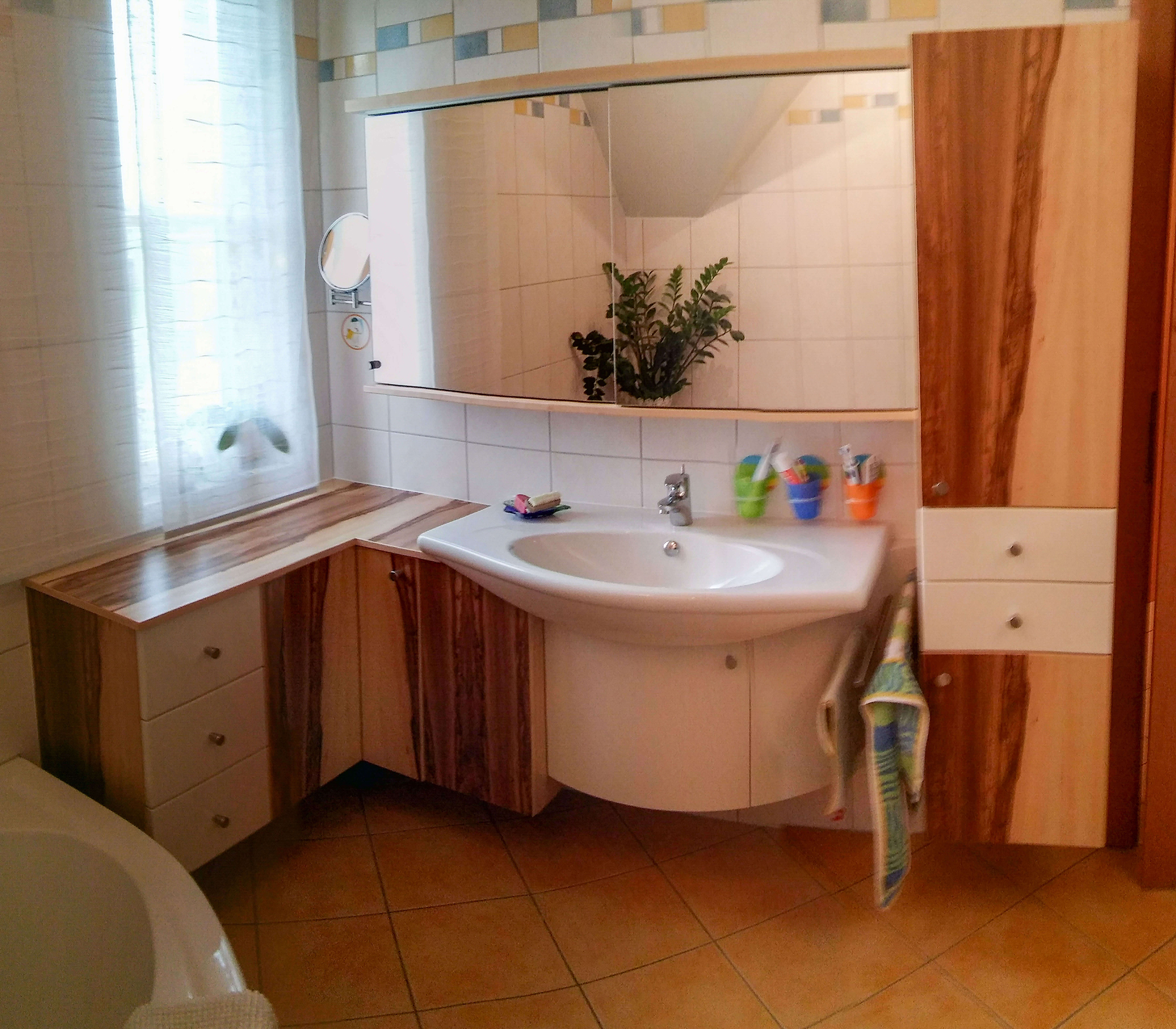 Badezimmer, Waschbecken mit Unterbau, Schränke, Spiegelschrank