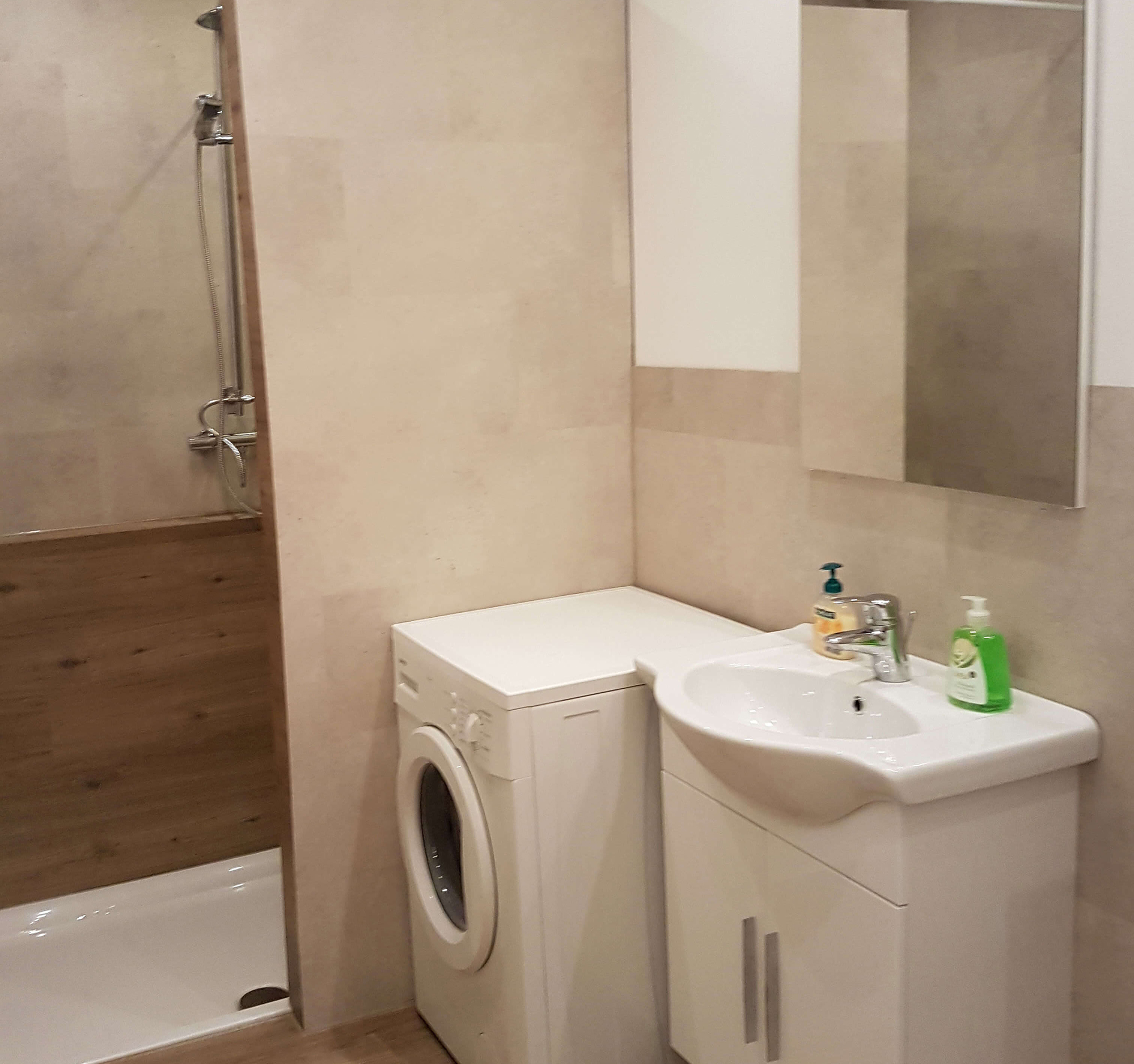 Badezimmer, Waschbecken, Spiegel, Waschmaschine, Dusche