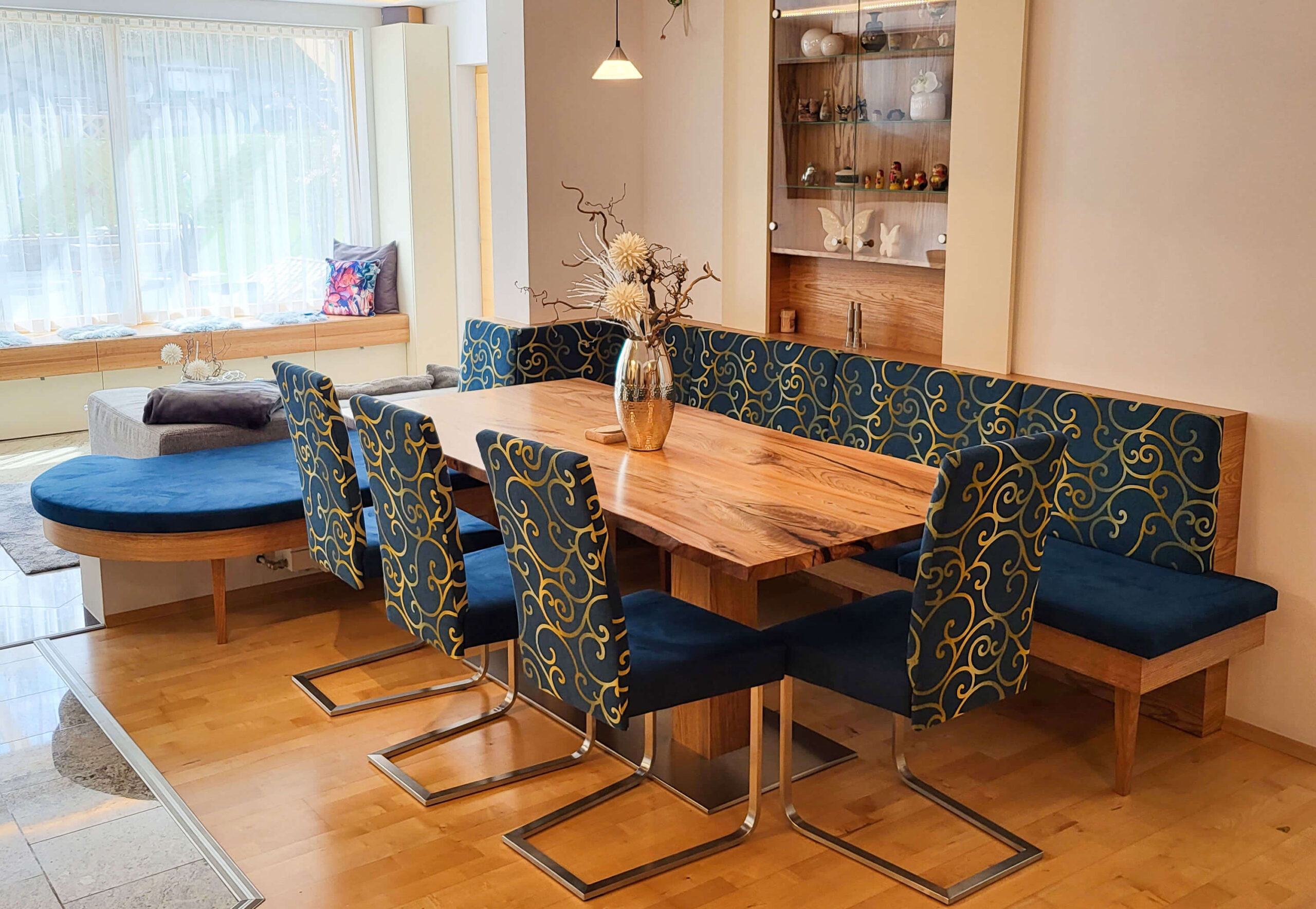 Essecke, Glasvitrine, Bank, Tisch, Stühle