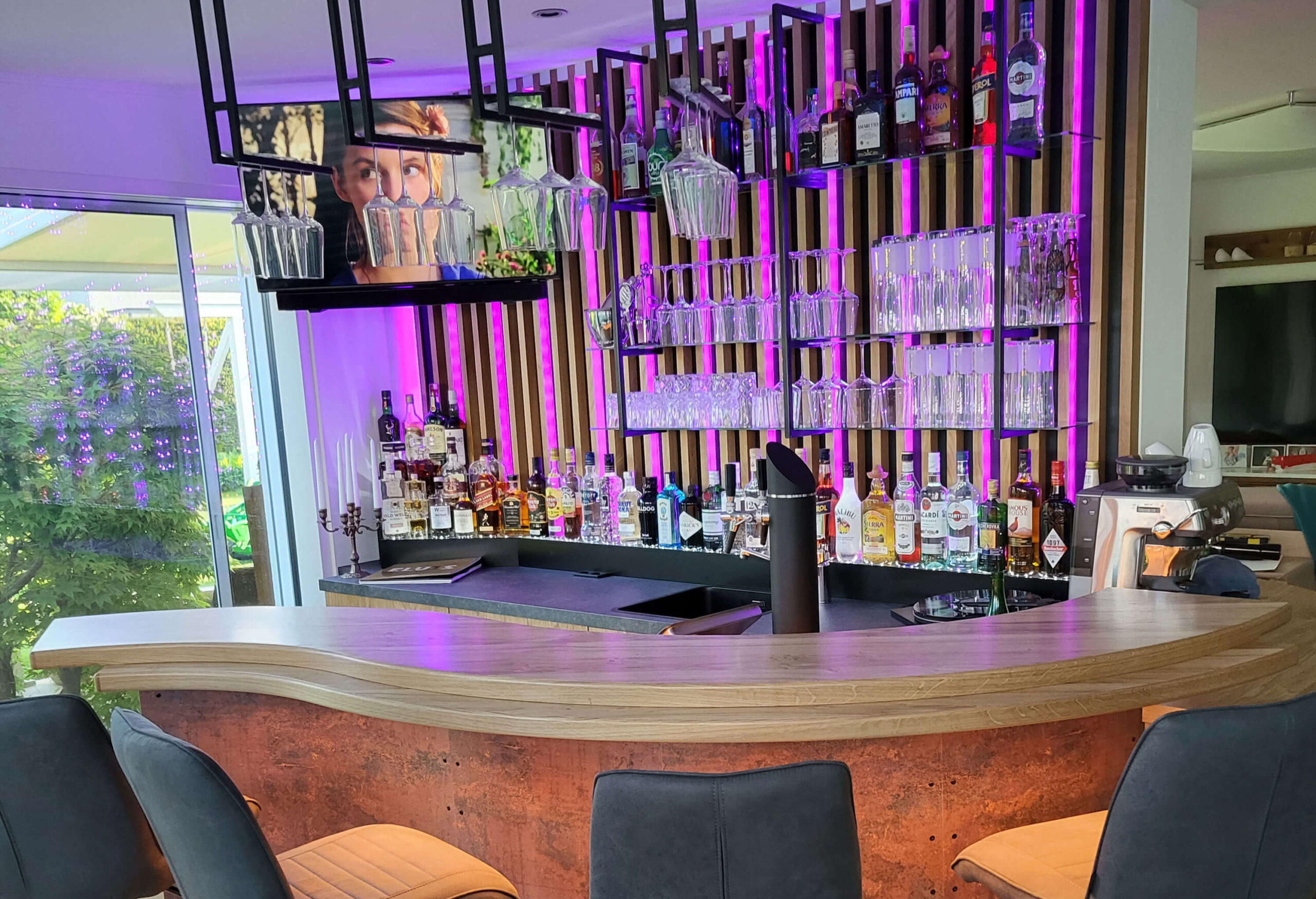 Barbereich, beleuchtete Wandelemente, Hocker, Gläser, Flaschen