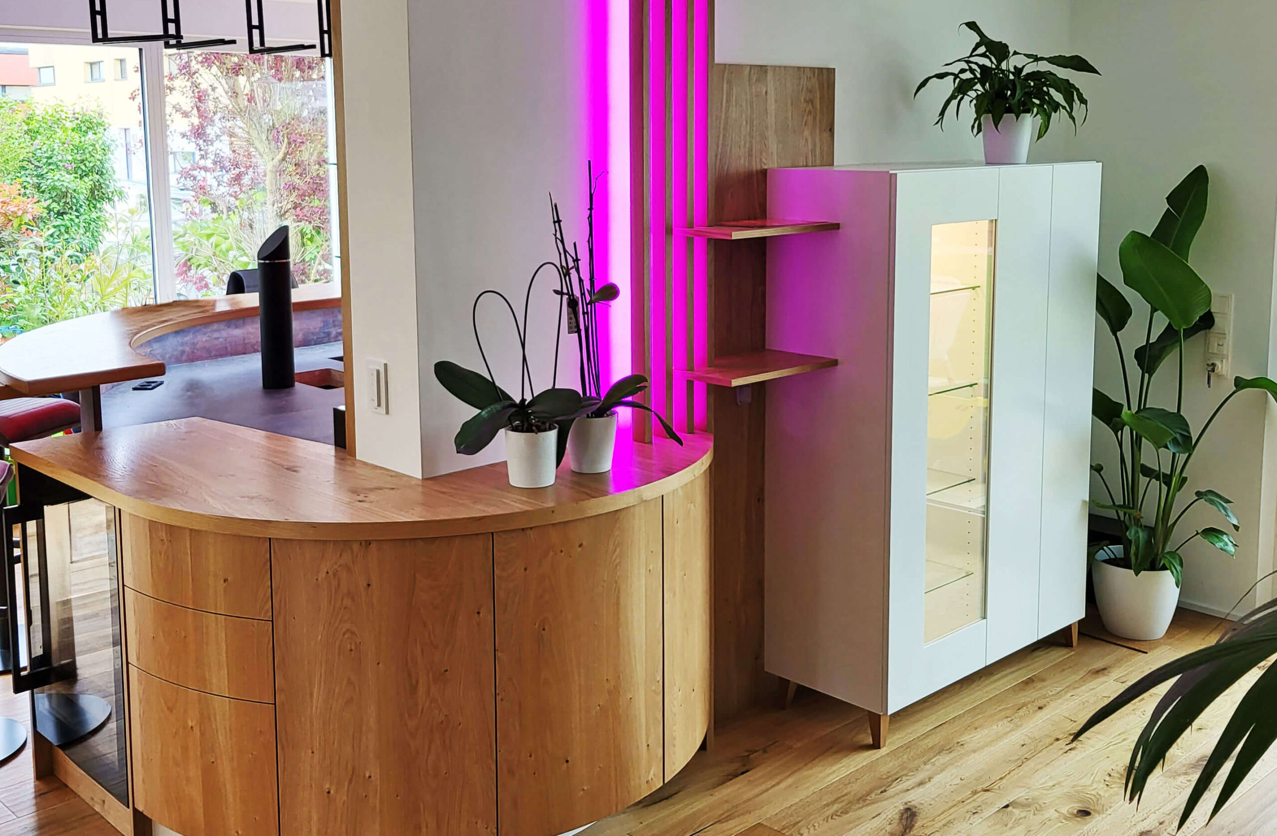 Barbereich, beleuchtete Wandelemente, halbhoher Schrank mit Glas