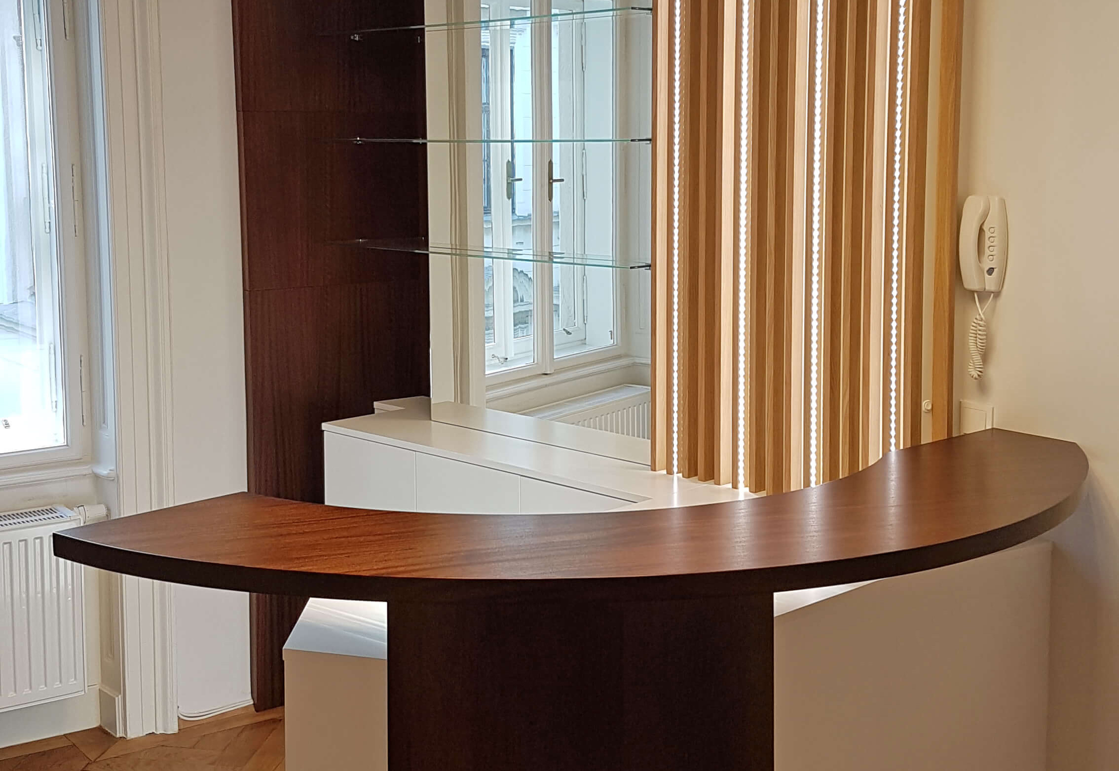 Barbereich, beleuchtete Wandelemente,