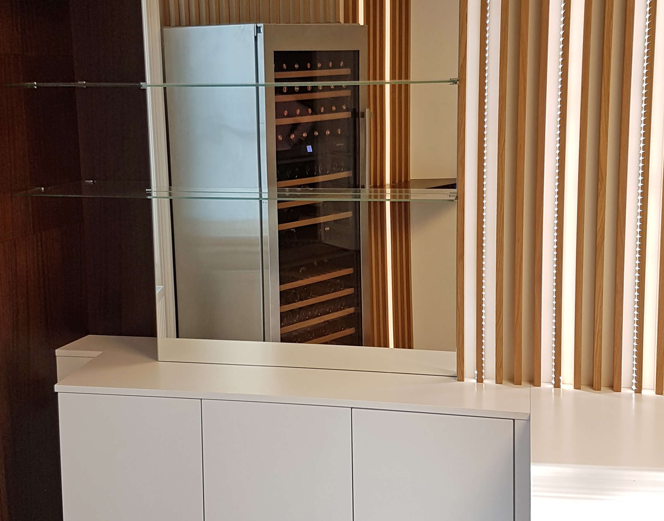 Barbereich, beleuchtete Wandelemente, Weinkühlschrank