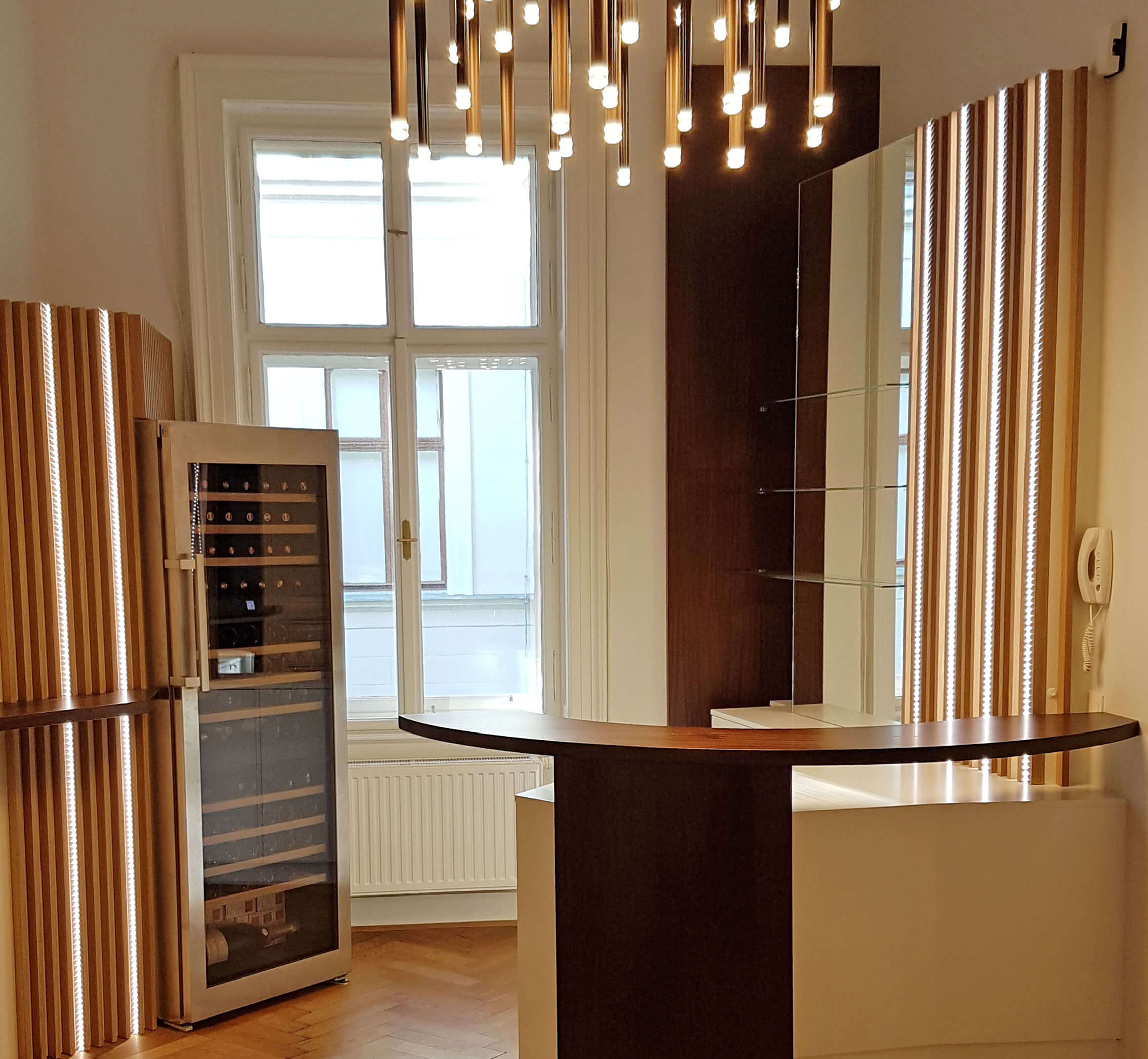 Barbereich, beleuchtete Wandelemente, Weinkühlschrank, Luster