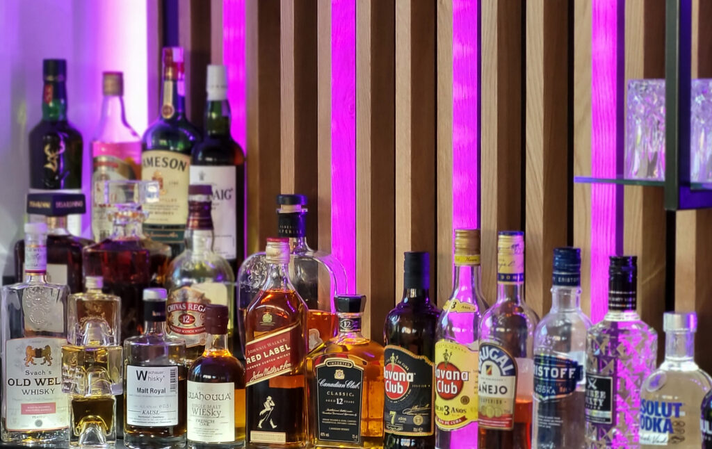 beleuchtetes Wandelement. Flaschen