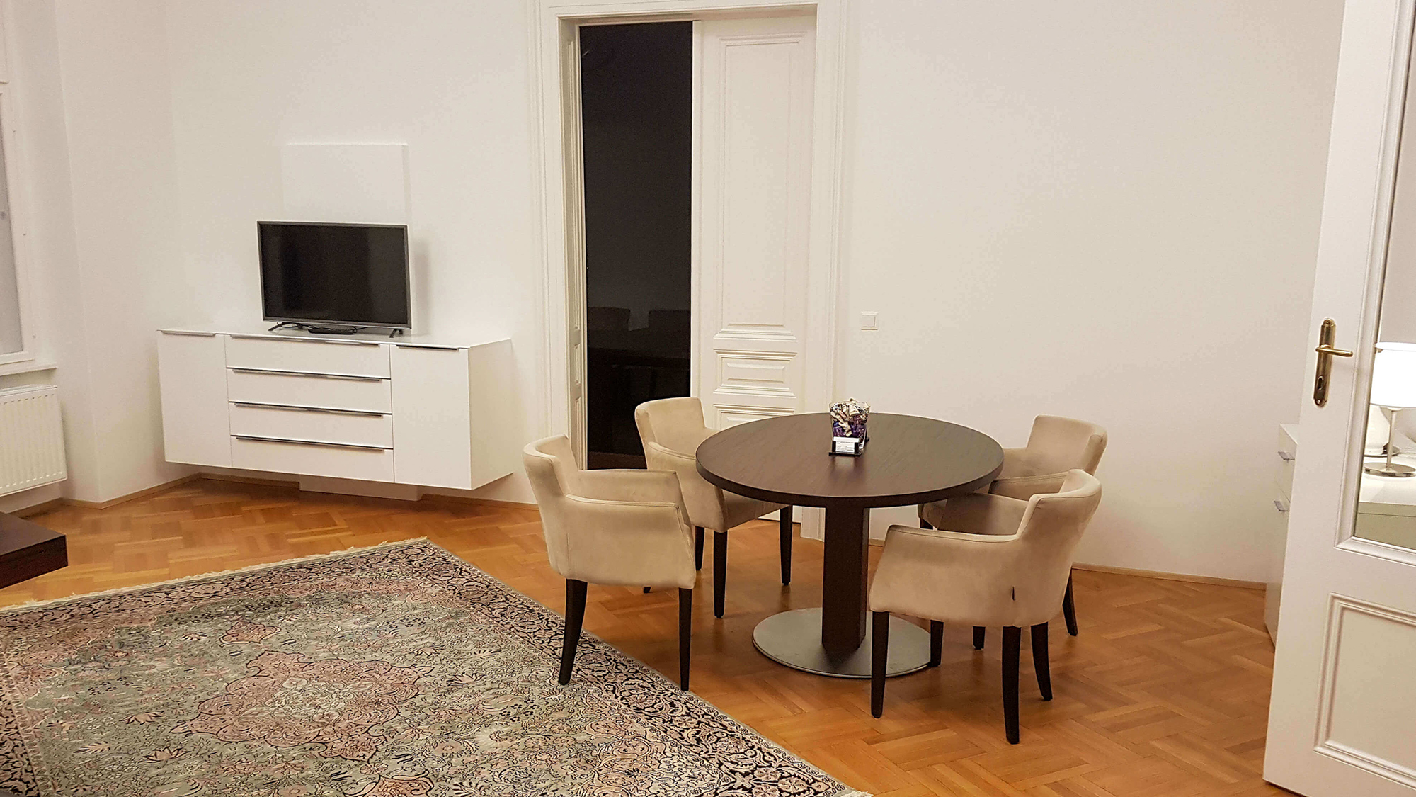 Büro, Besprechungtisch, Kommode mit TV