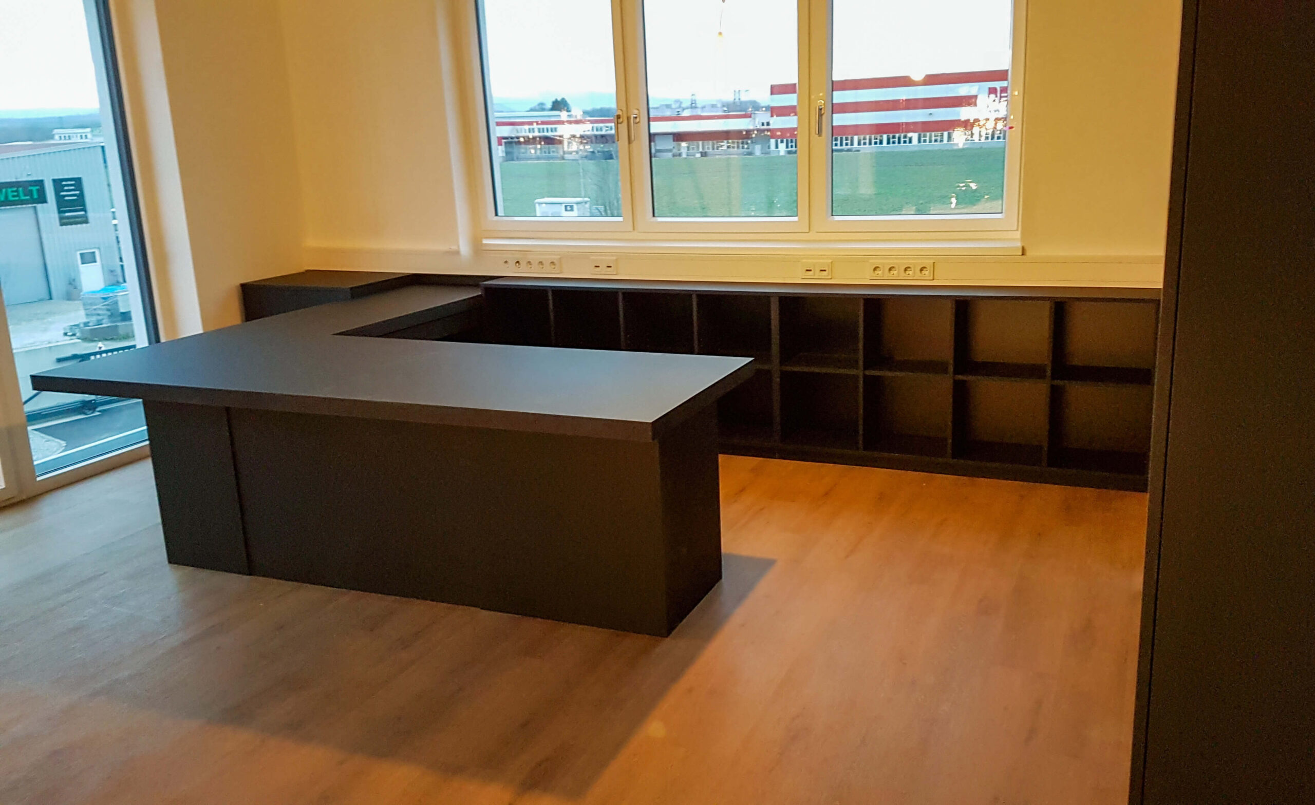 Schreibtisch, viel offener Stauraum, schwarz