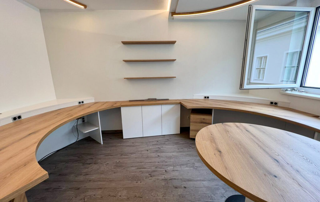 Büro, abgerundete Schreibtische, runder Besprechungstisch