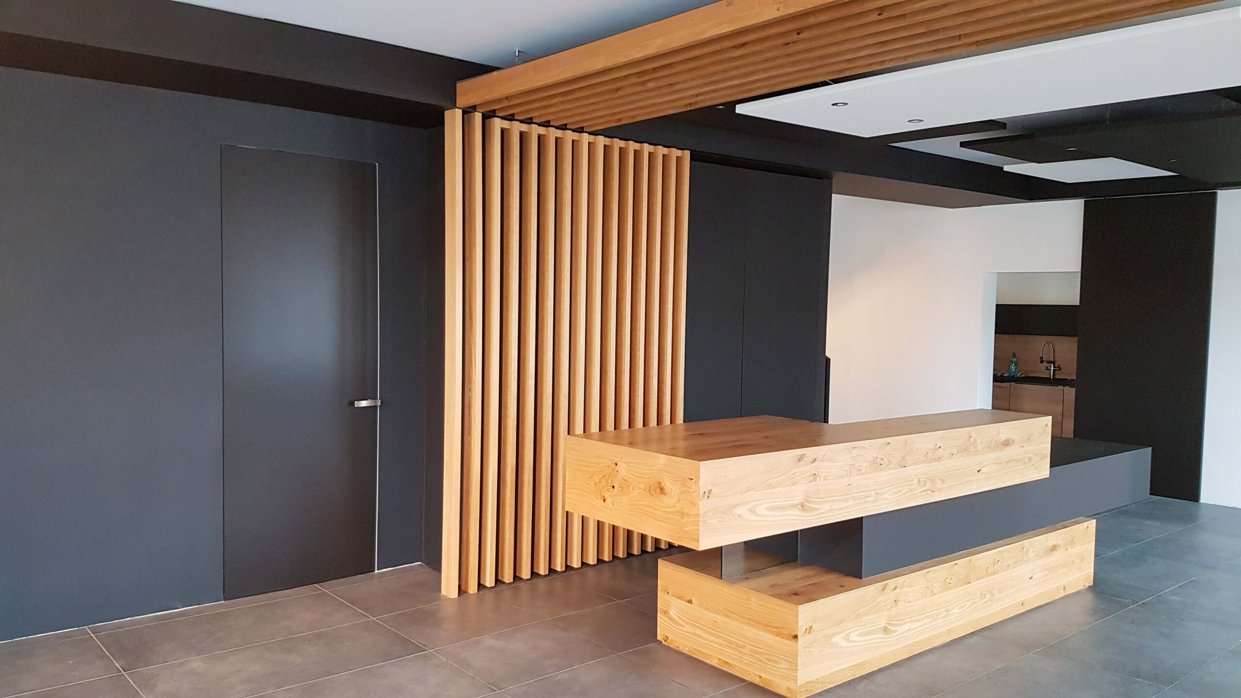 Empfangsbereich Bürogebäude, Theke, Schwarz, Holztöne, Decken und Wandelemente