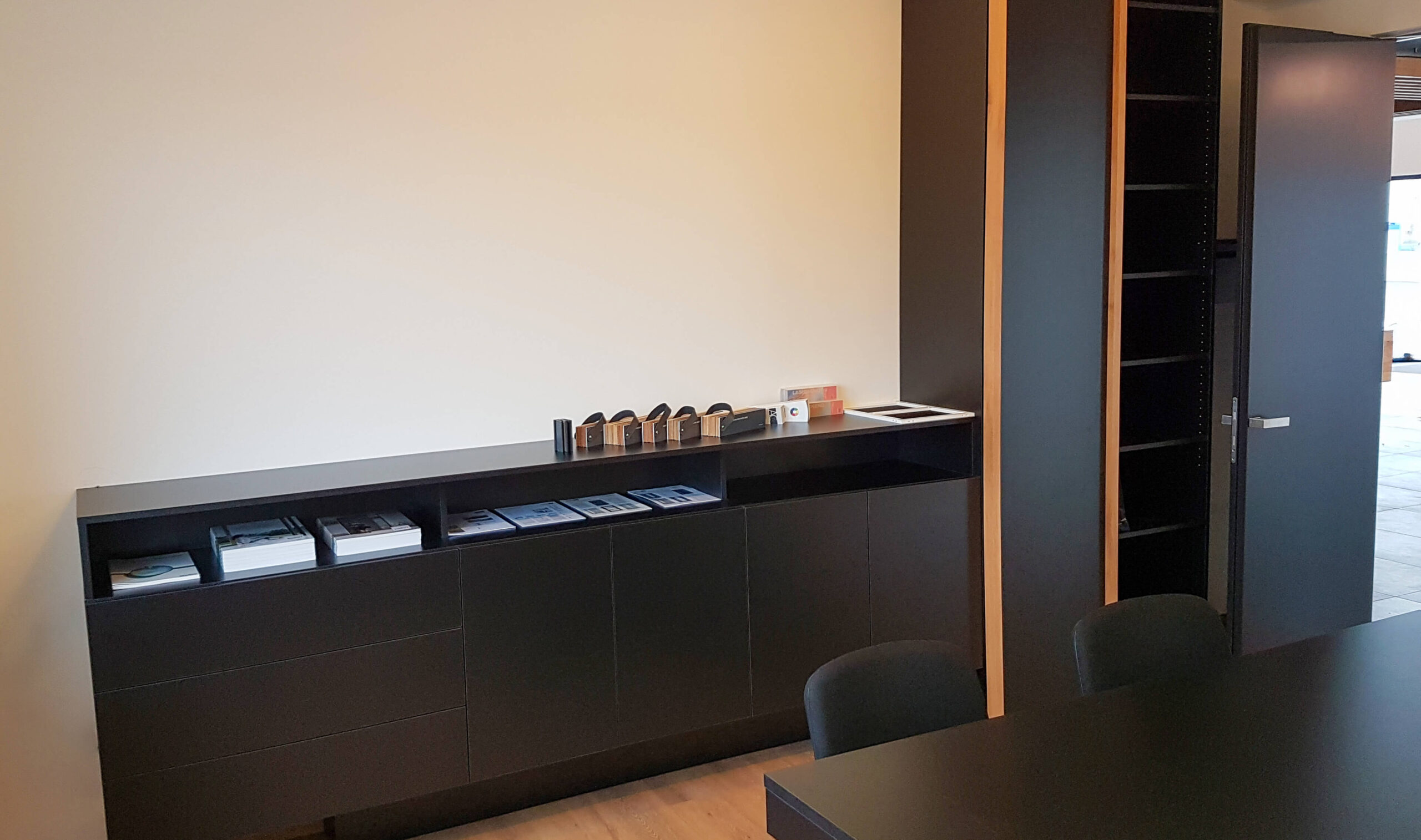 Besprechungszimmer, Schränke, Kommode, Besprechungstisch in schwarz