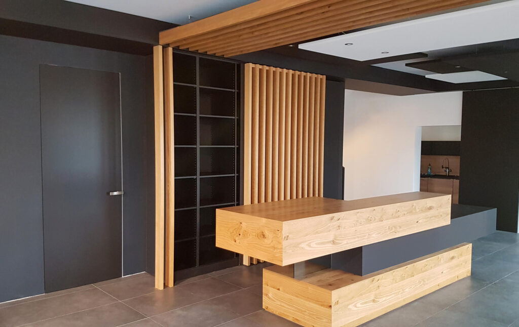 Empfangsbereich Bürogebäude, Theke, Schwarz, Holztöne, Decken und Wandelemente