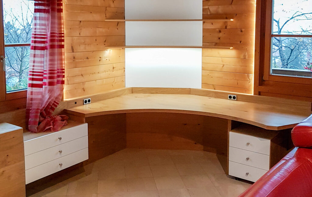 Arbeitsbereich, abgerundeter Schreibtisch, Schubladenelemente, offenes Regal