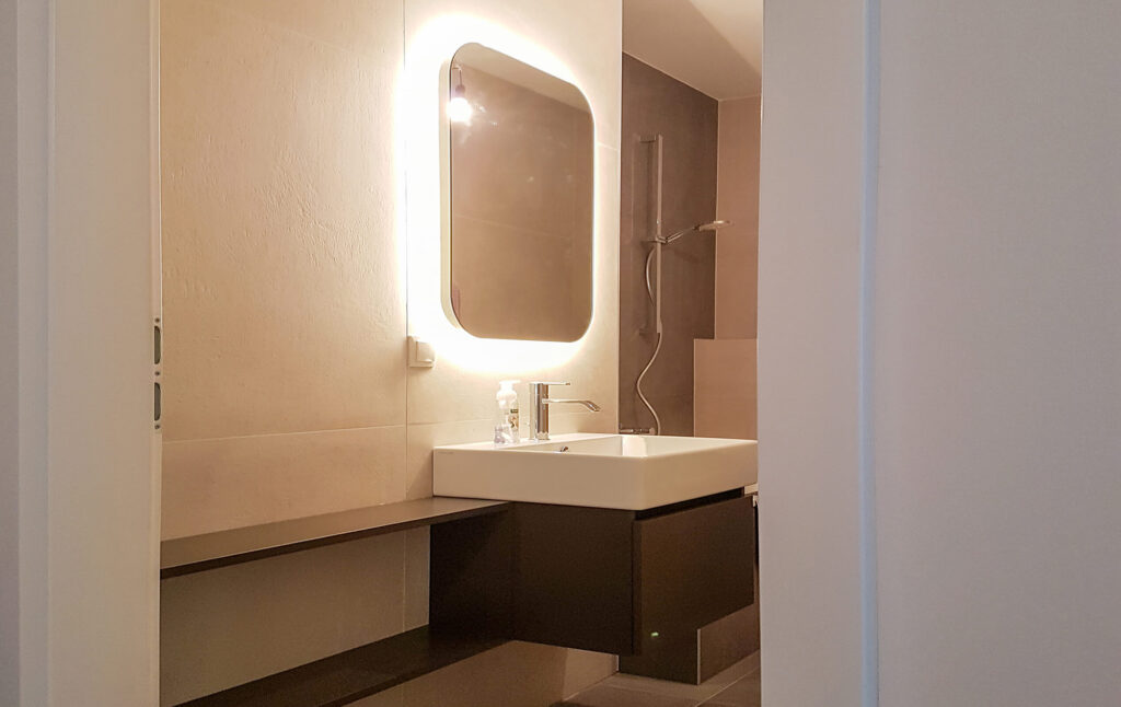 Badezimmer, Waschbecken mit Spiegel, Dusche