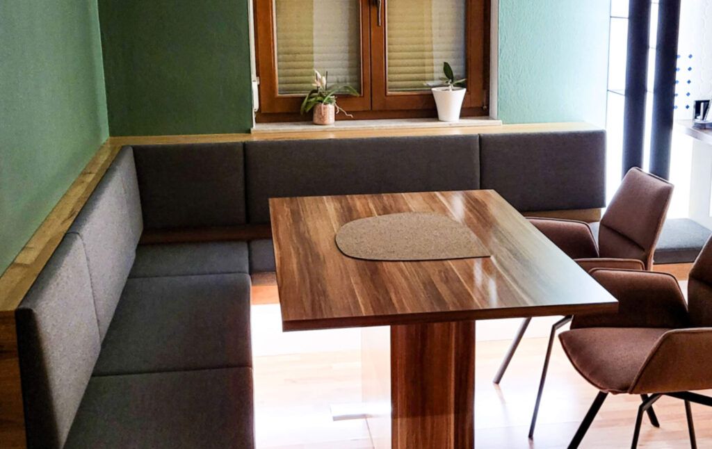 Essecke mit gepolsterter Bank, Tisch, Stühle