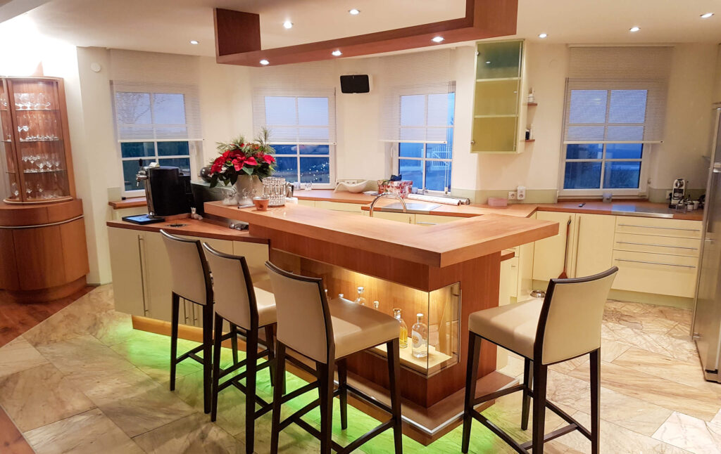 Küche in weiß Hochglanz, viel Staurraum