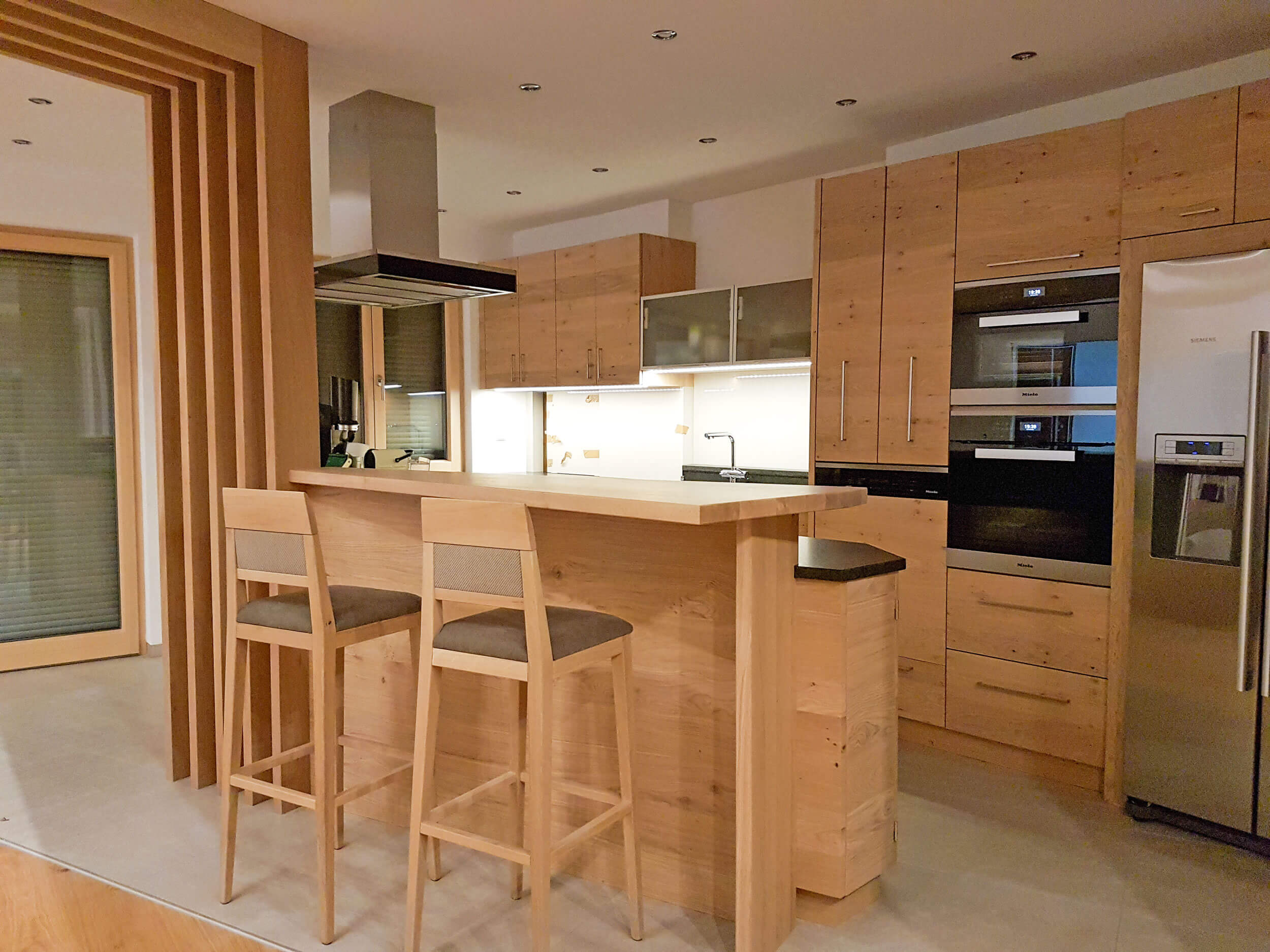 Küche in Holztönen, ausgefallenes Deckenelement