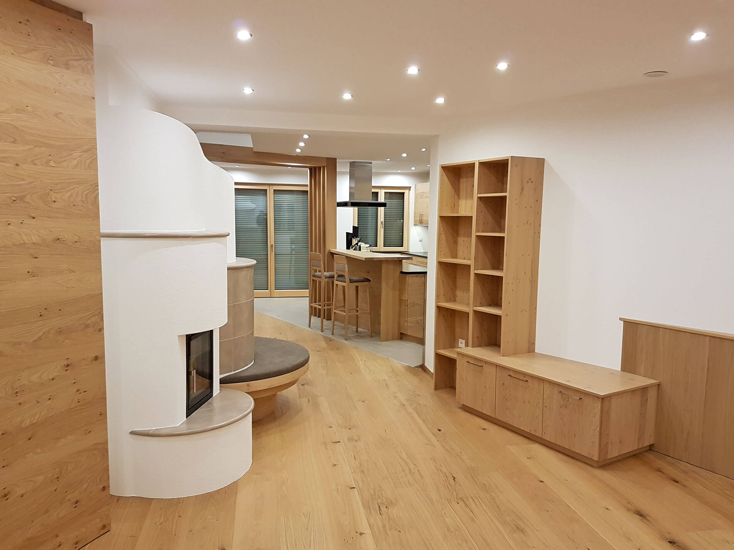 Küche mit ausgefallenen Deckenelement, Kamin, Schränke offen