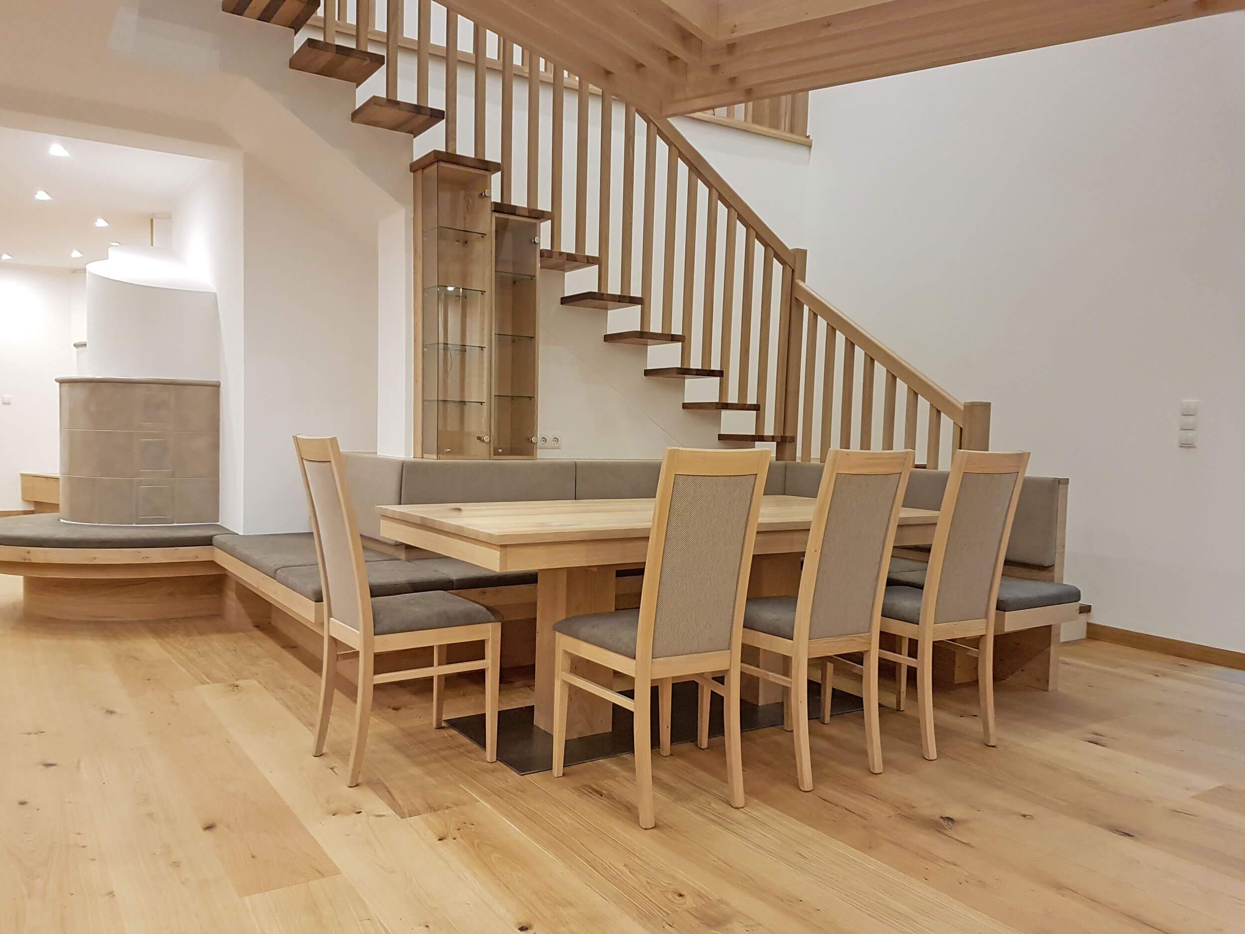 Essplatz mit Kamin und Stiegenaufgang