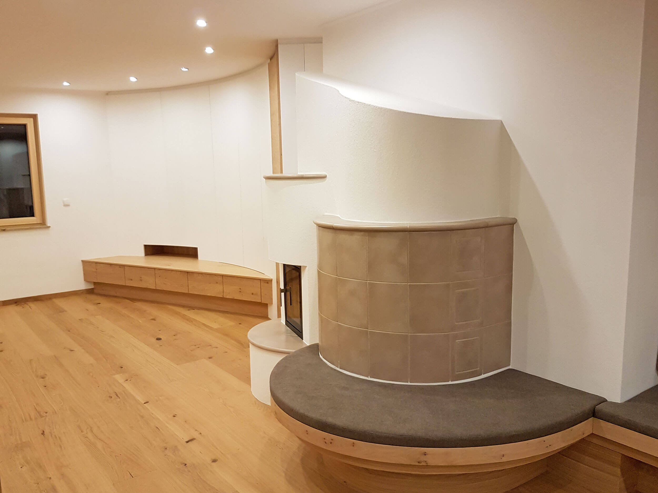 Kamin mit Sitzbank, halbrunde Schrankwand