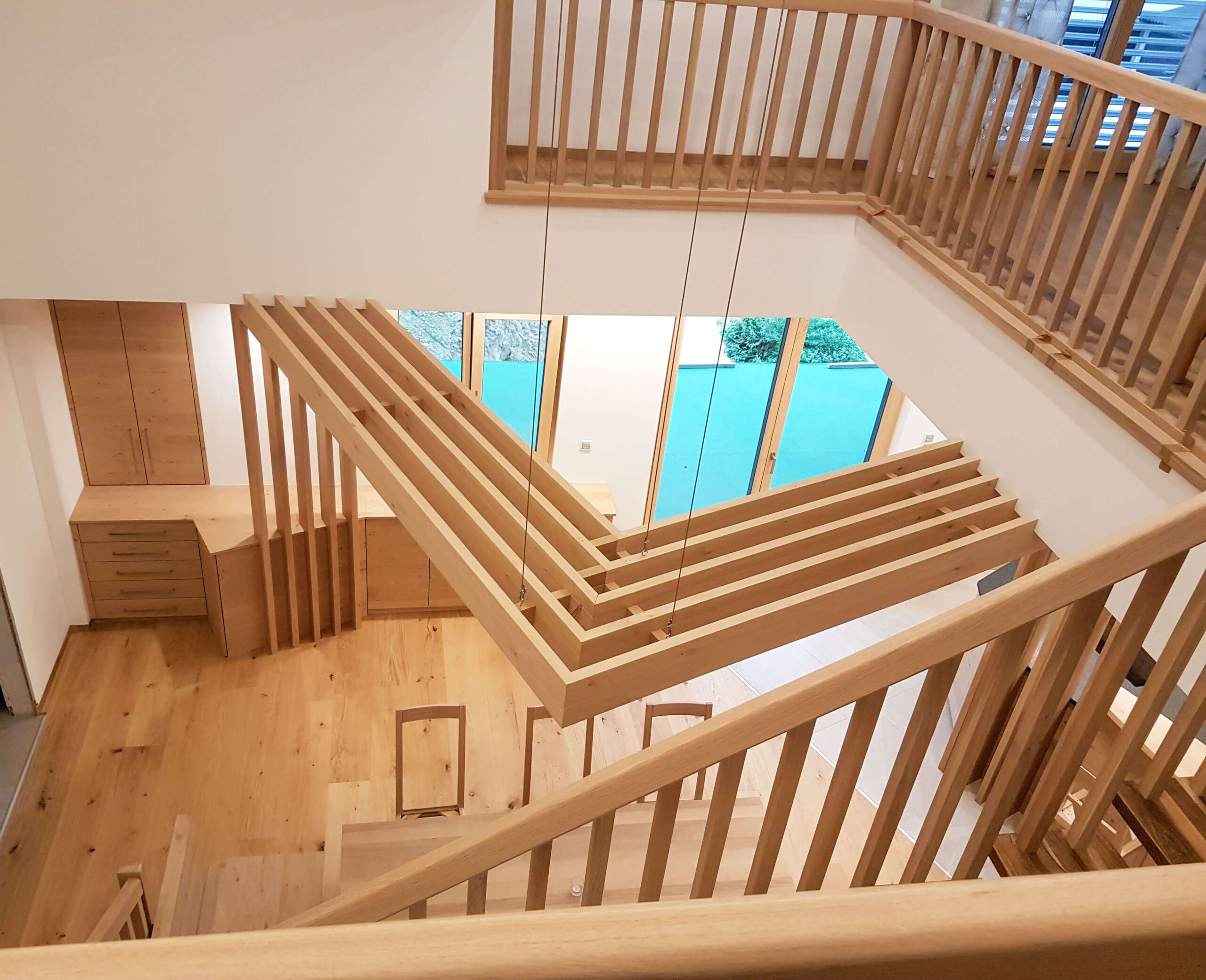 Blick von oben auf Esszimmer, ausgefallenes Deckenelement