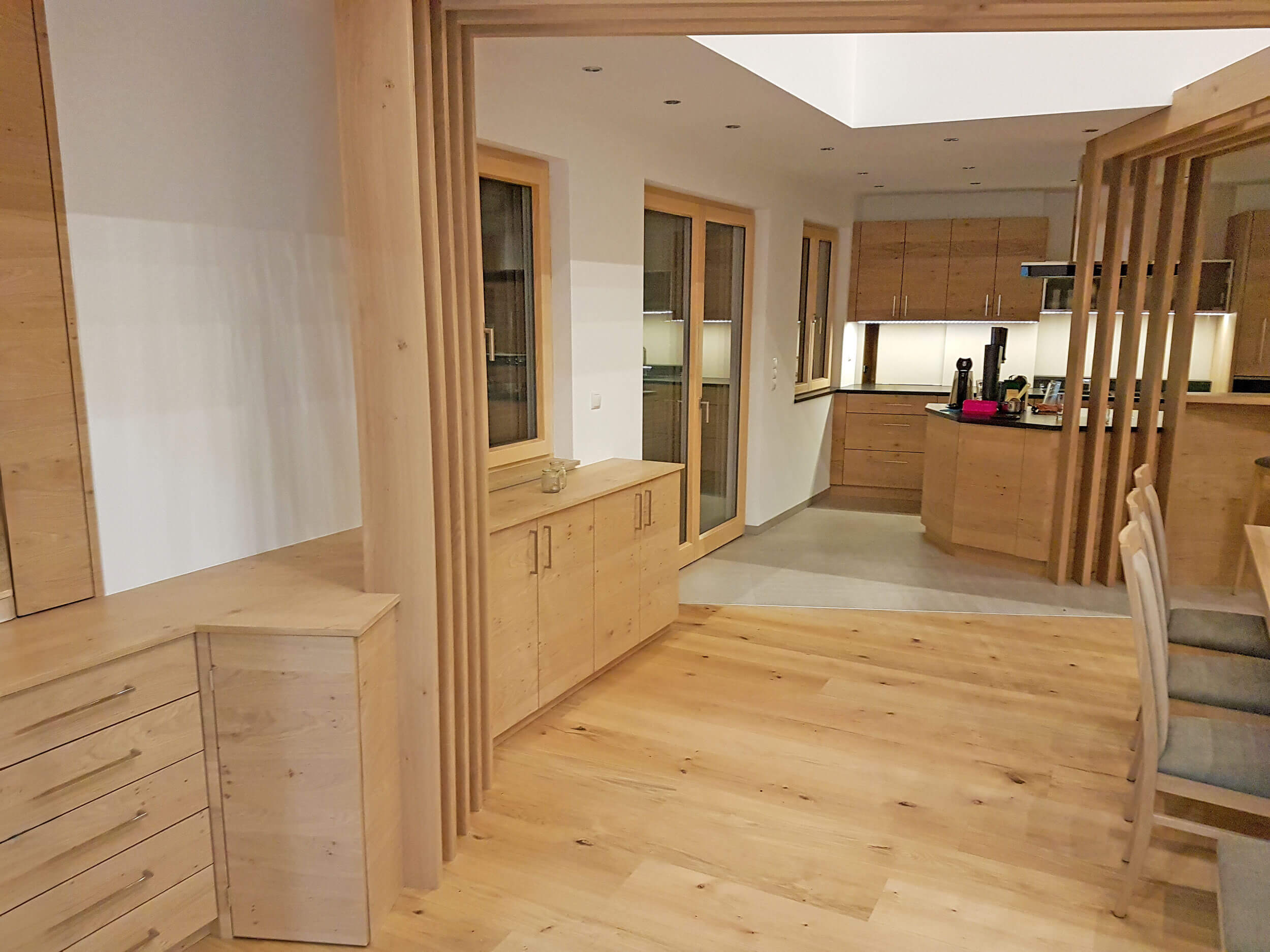 Küche in Holztönen, ausgefallenes Deckenelement