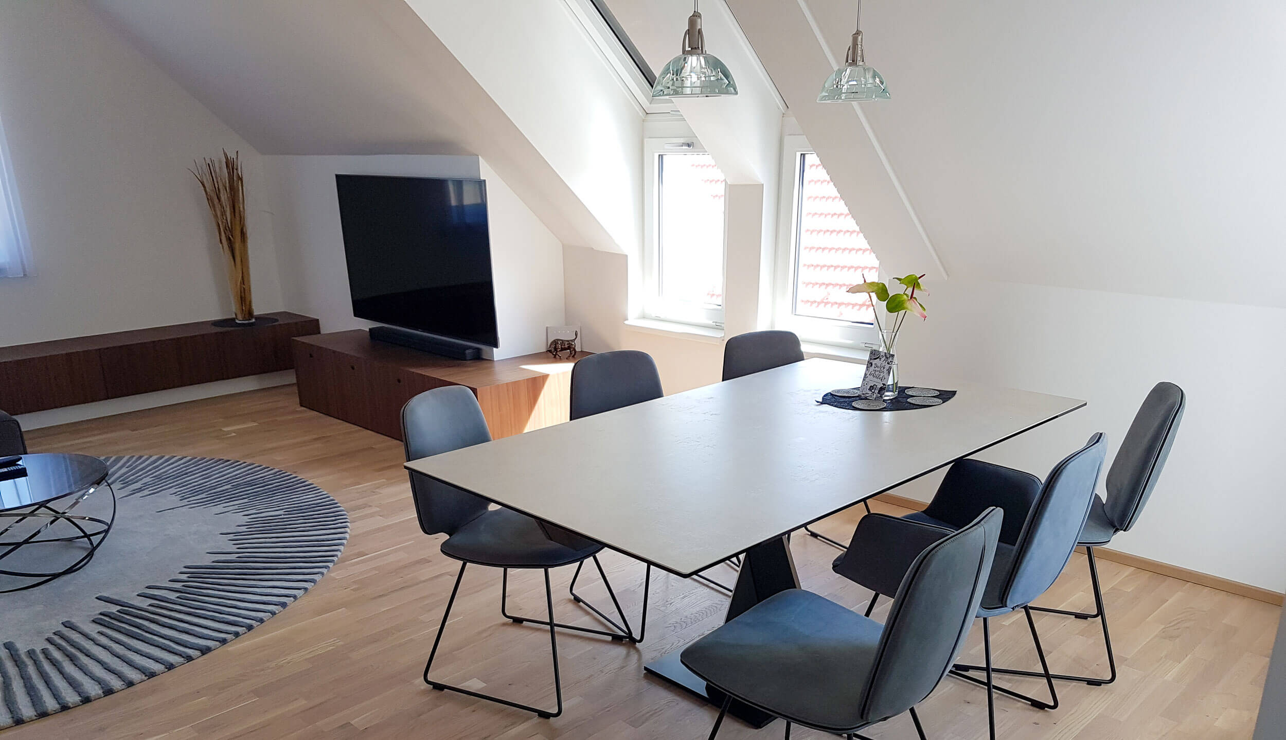Wohnzimmer, TV-Bank mit Schubladen, Teppich, Beistelltisch, Staurraum, Essstühle, Esstisch
