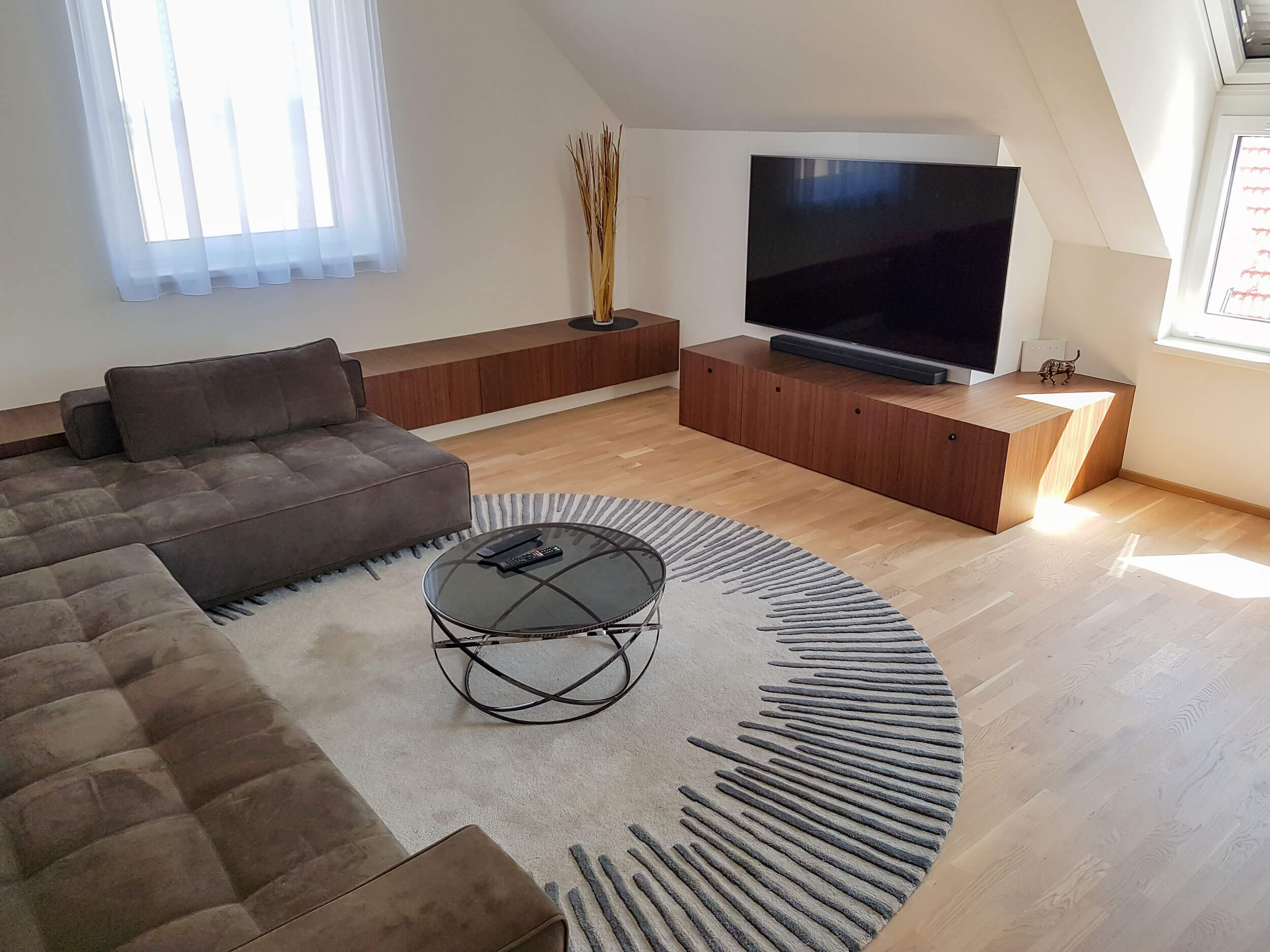 Wohnzimmer, Couch, TV-Bank mit Schubladen, Teppich, Beistelltisch, Staurraum