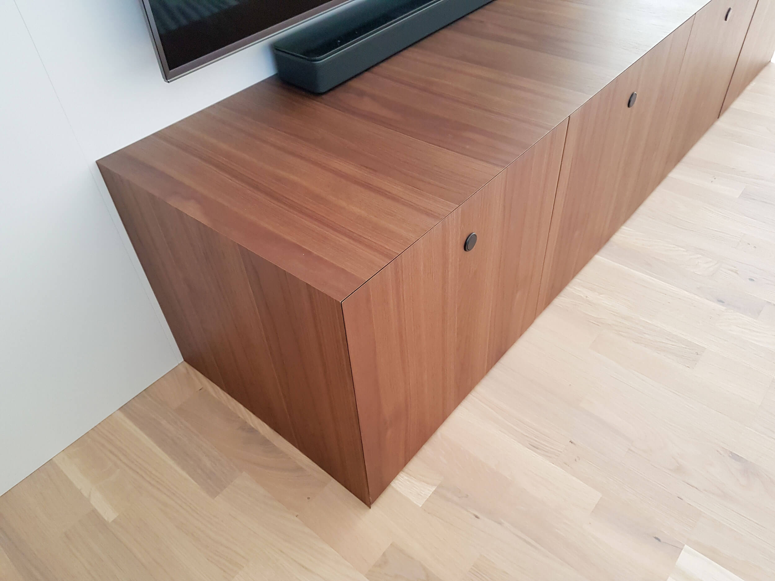 TV-Bank mit Schubladen