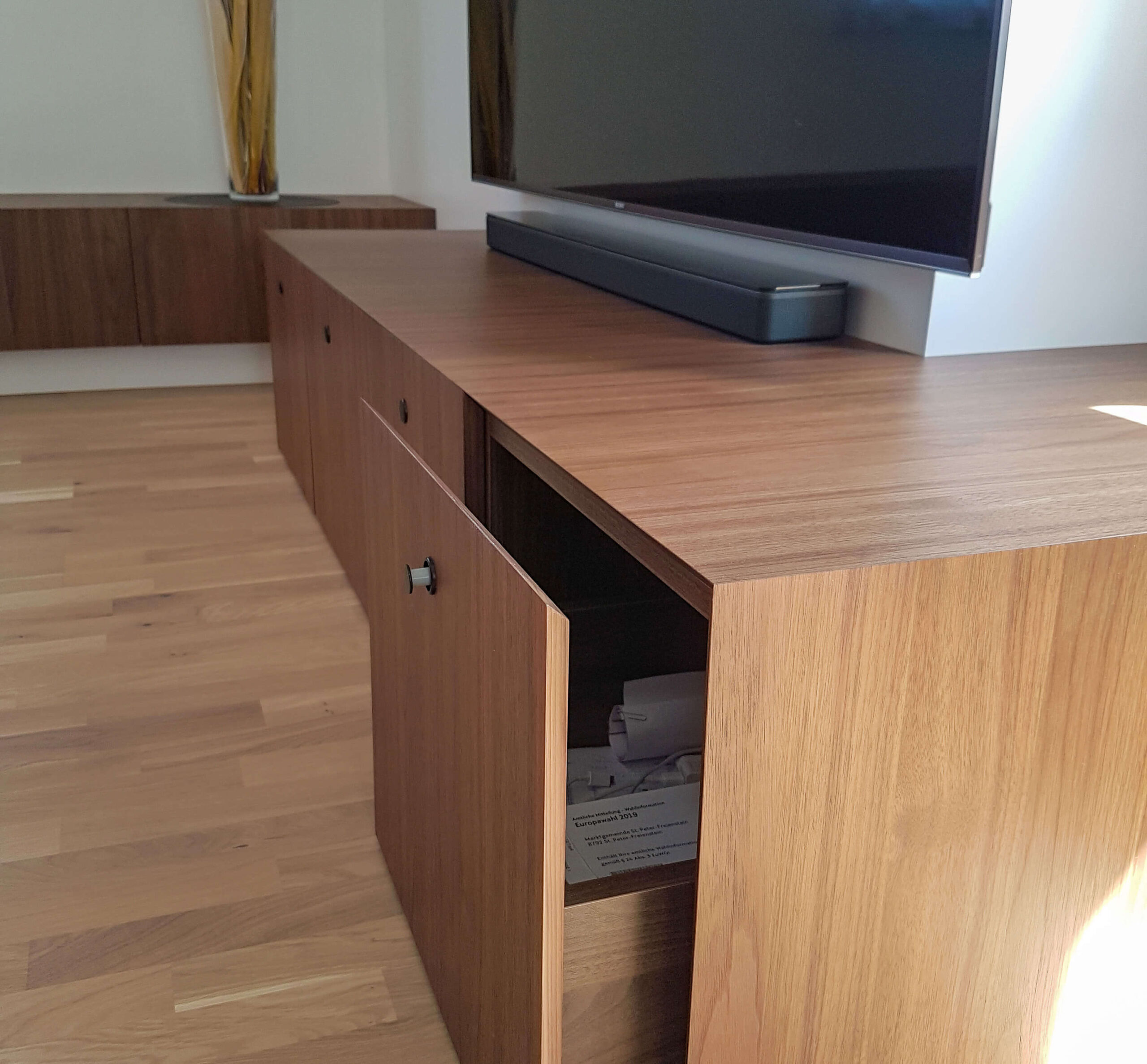 TV-Bank mit Schubladen