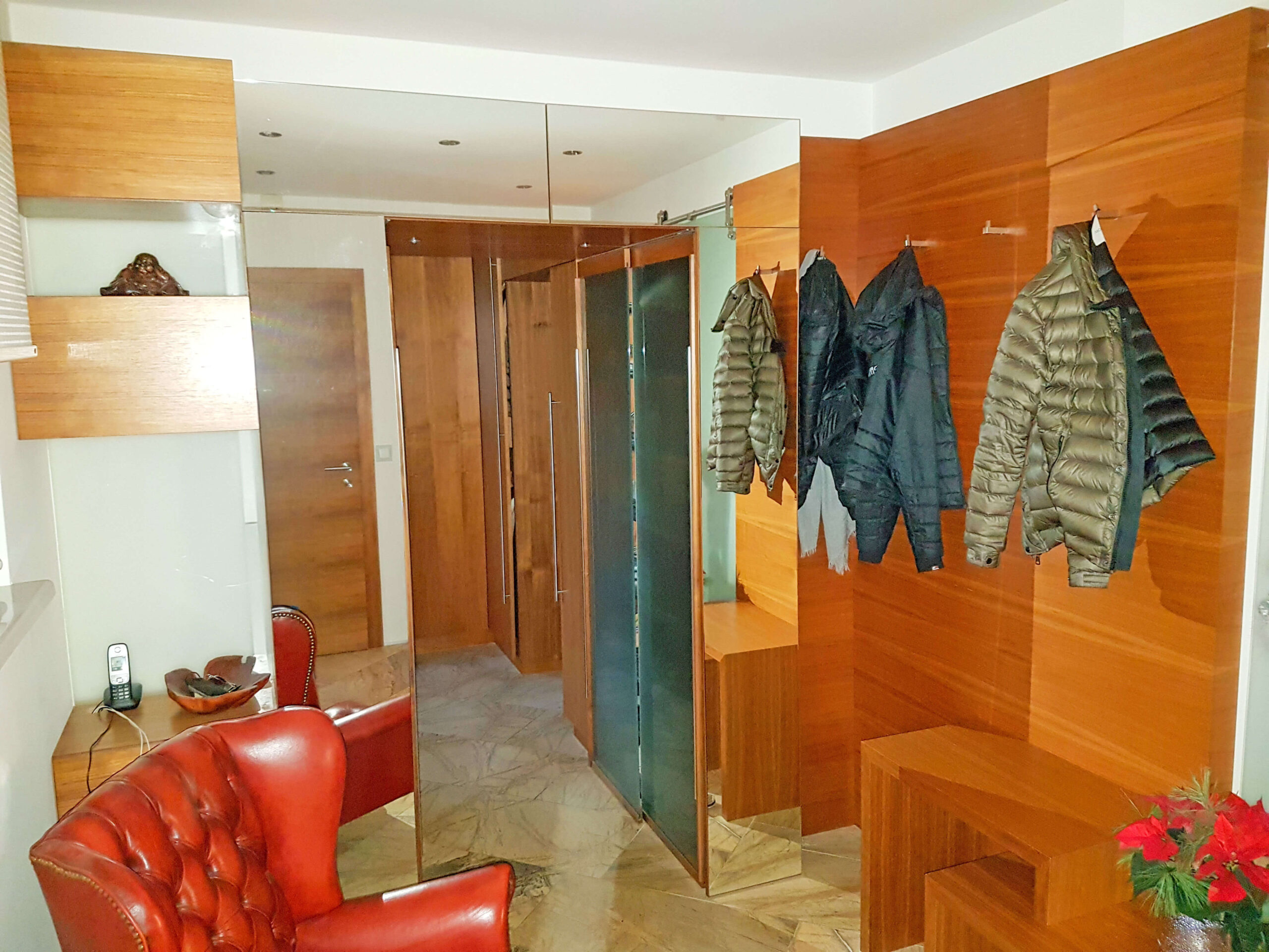 Garderobe, roter Ledersessel