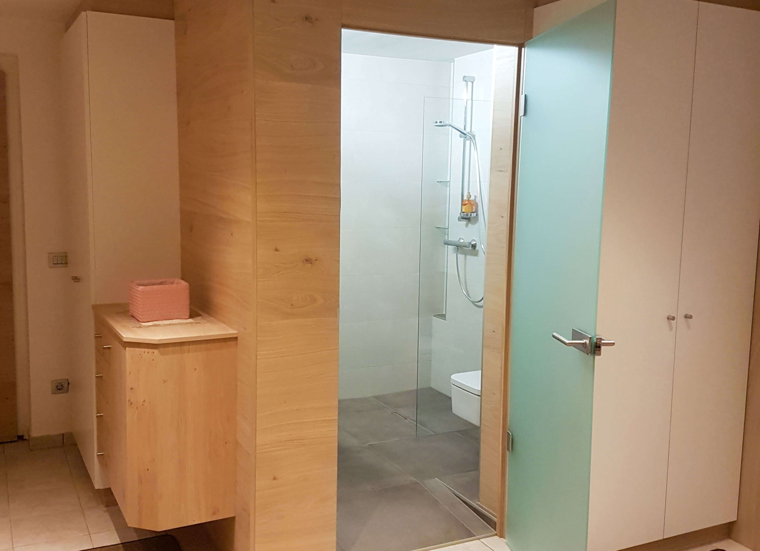 kleine Wohnung mit Schränken, Glastür offen, Badezimmer