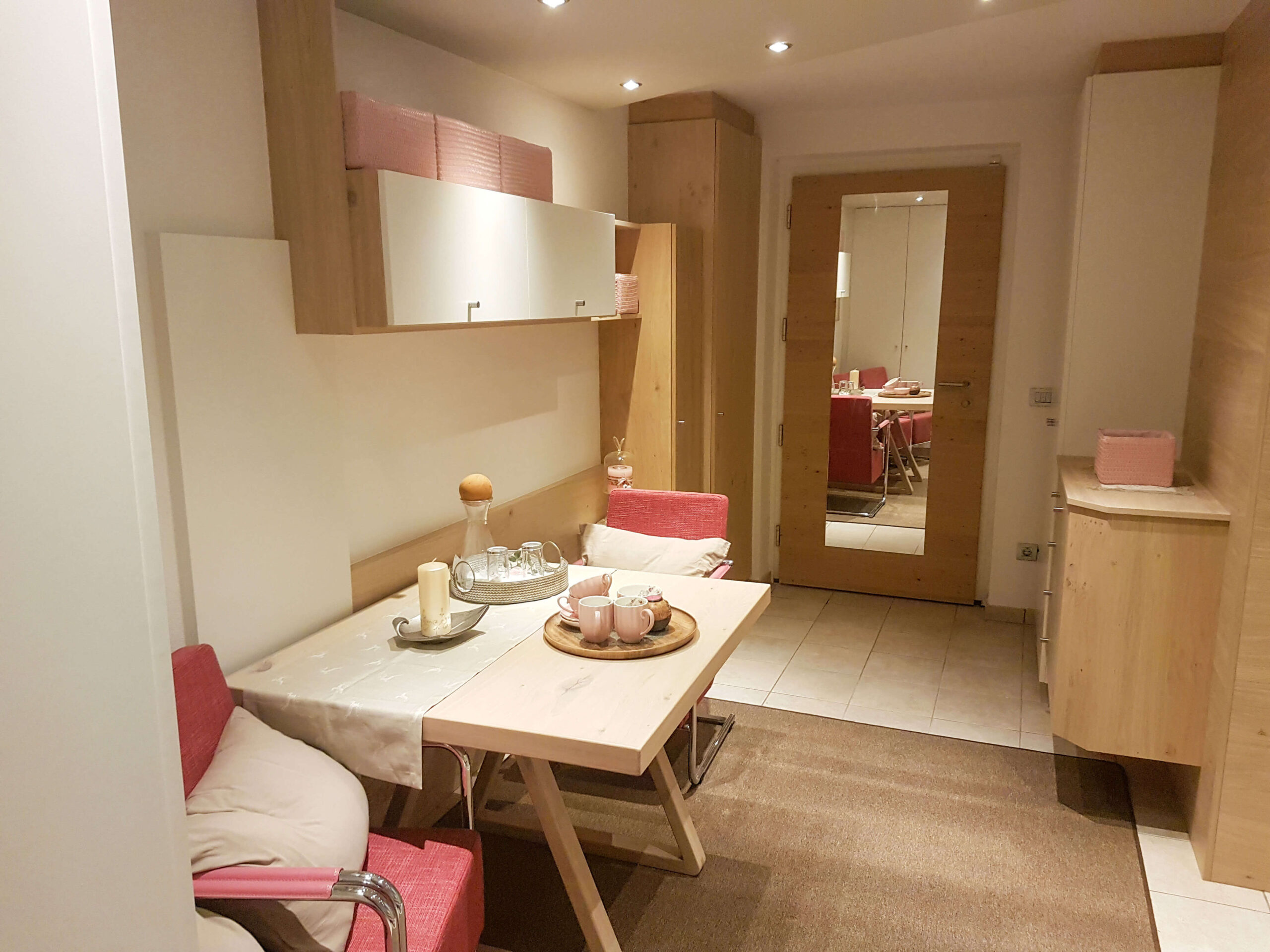 kleine Wohnung mit Schränken kleiner Tisch mit Stühlen