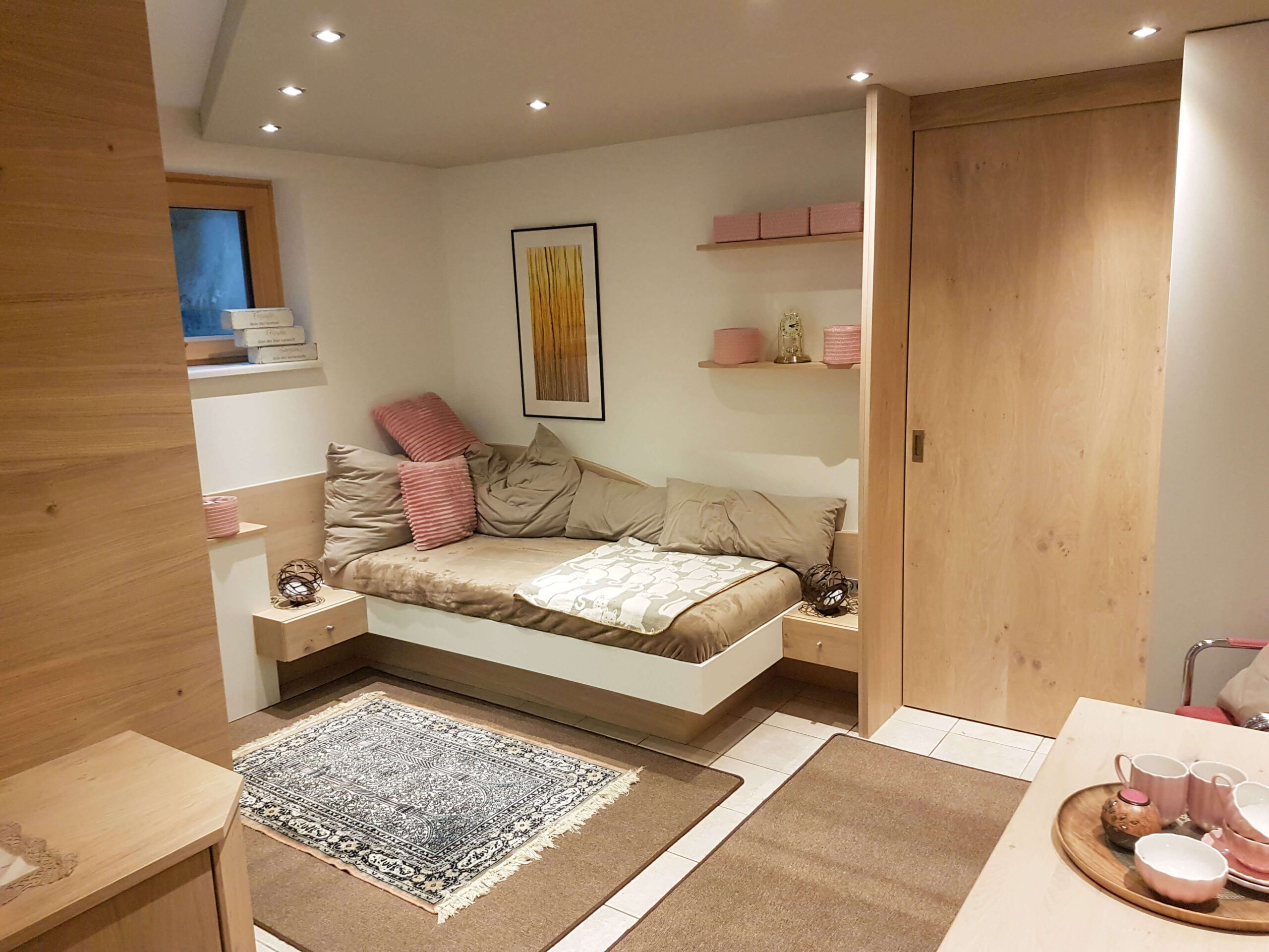 kleine Wohnung mit Schränken kleiner Tisch, Bett, Holzschiebetür