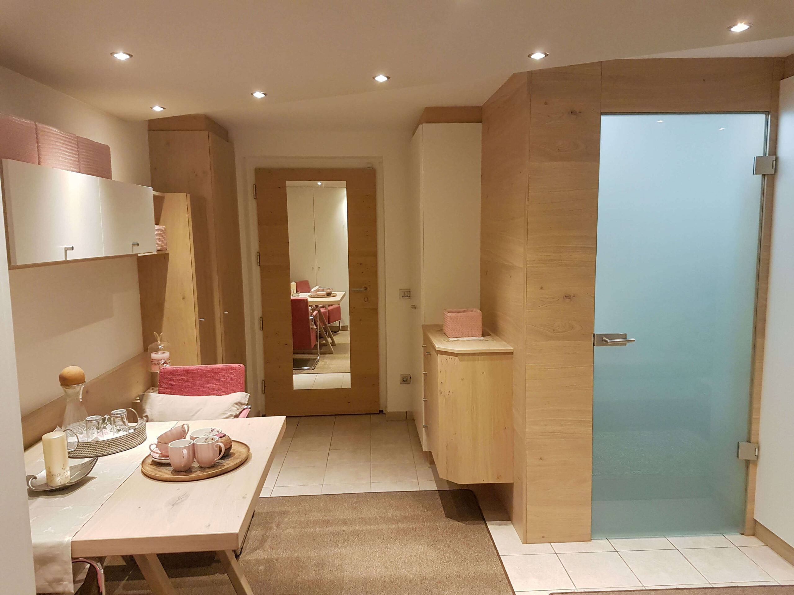 kleine Wohnung mit Schränken kleiner Tisch mit Stuhl, Glastür