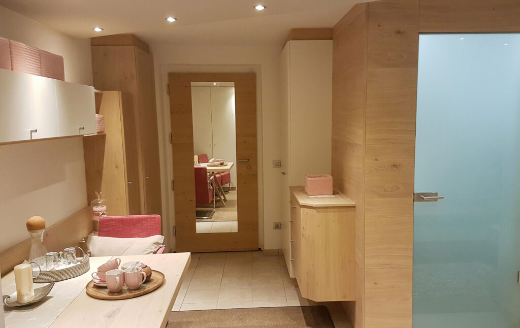 kleine Wohnung mit Schränken kleiner Tisch mit Stühlen