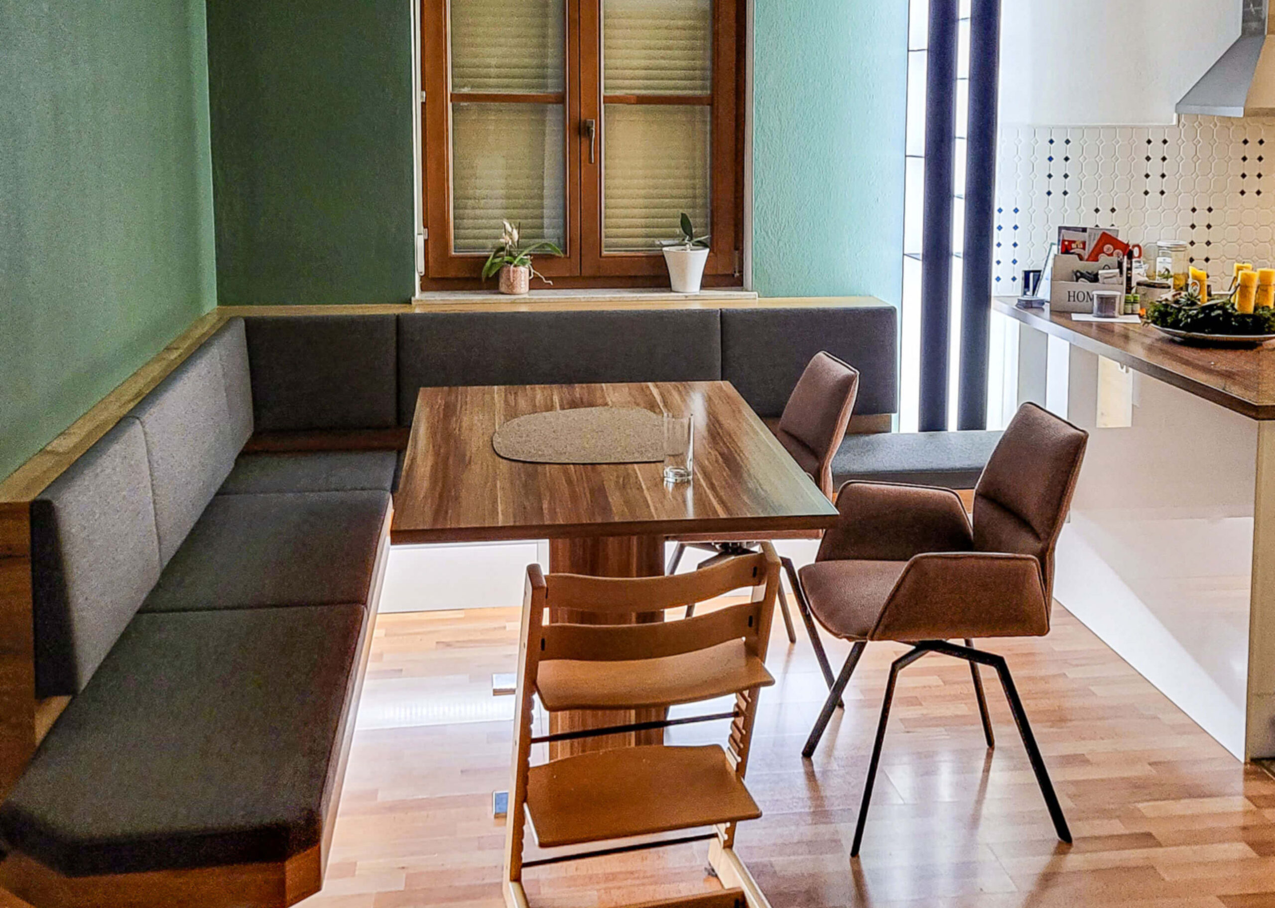 Essecke mit gepolsterter Bank, Tisch, Stühle