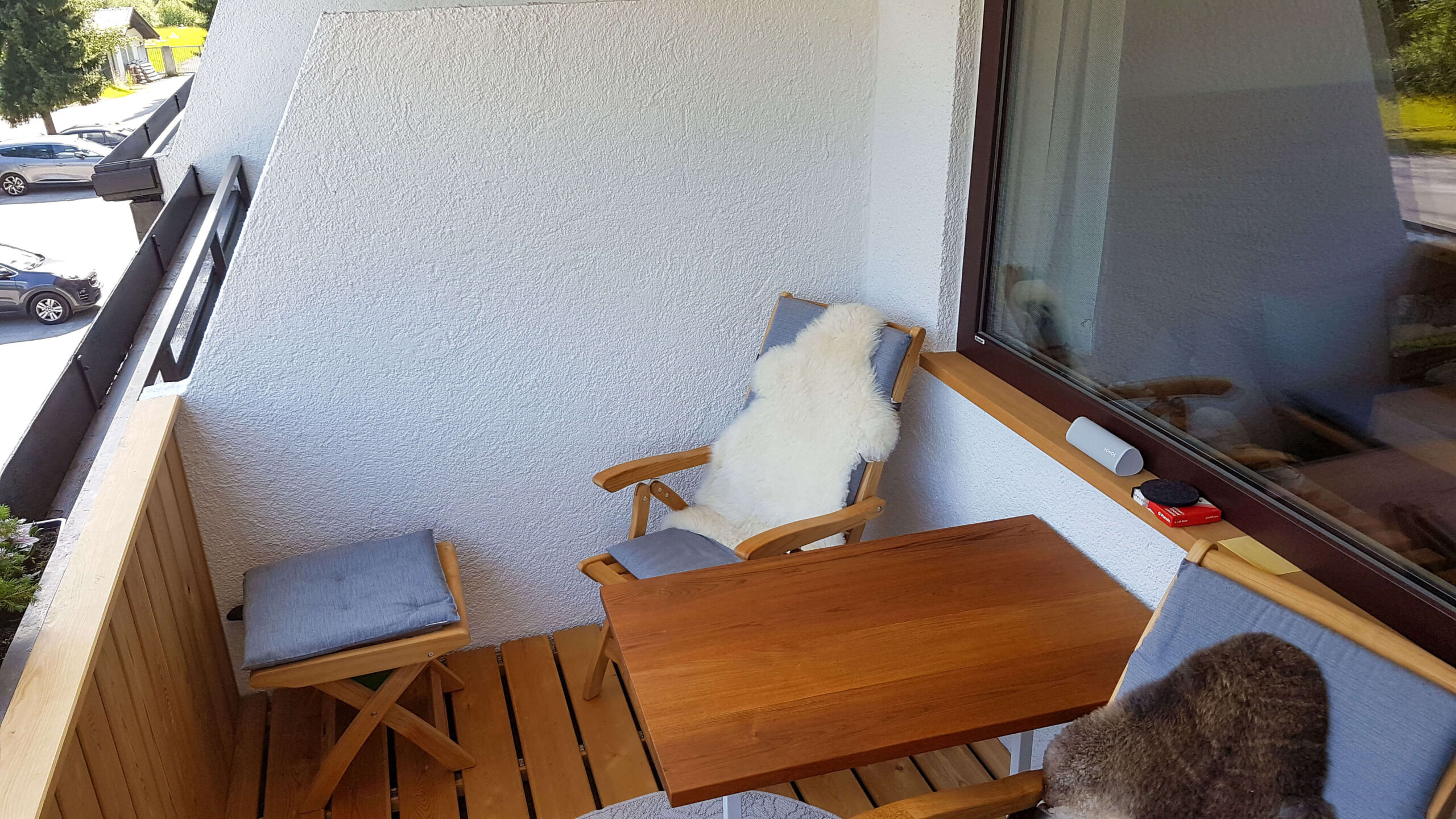 Balkon mit Stühlen und Tisch