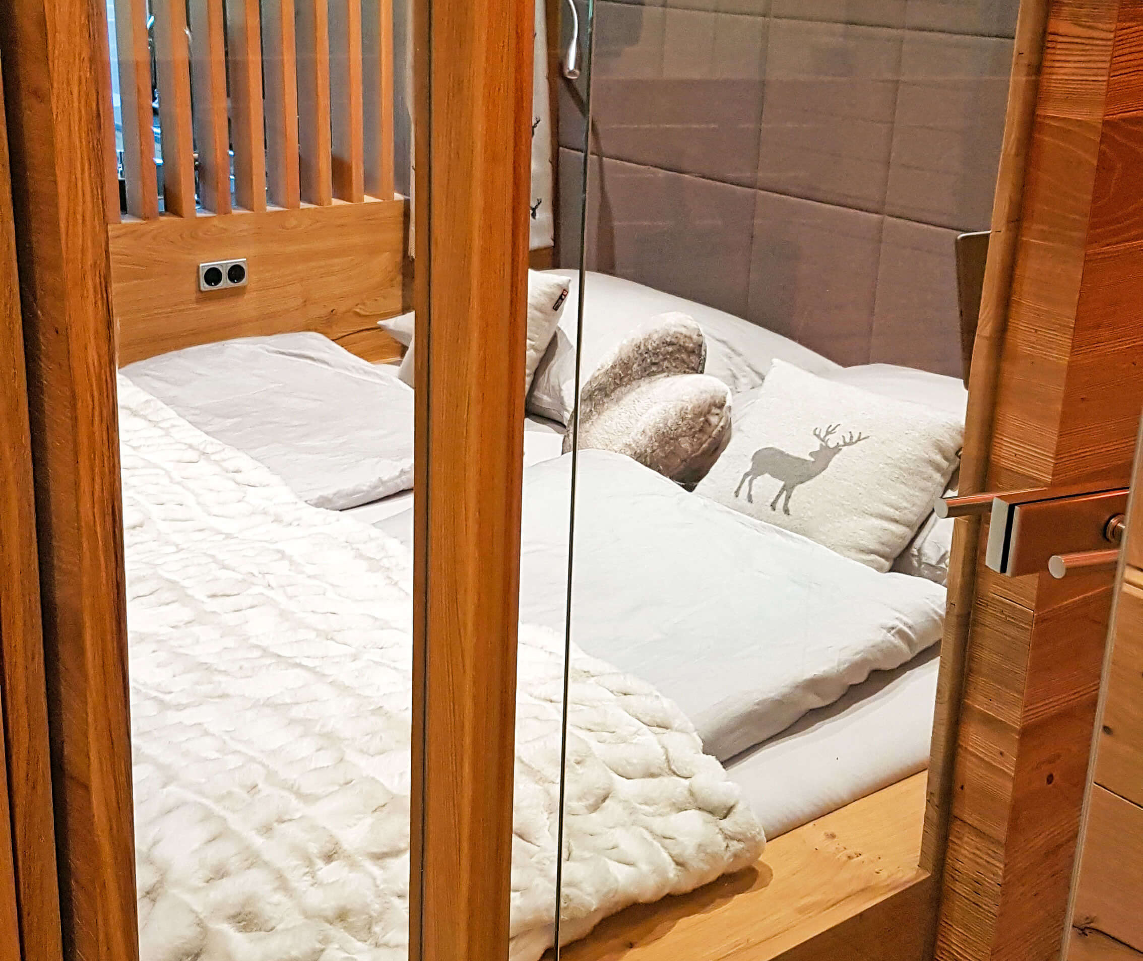 Glaselement mit Bett