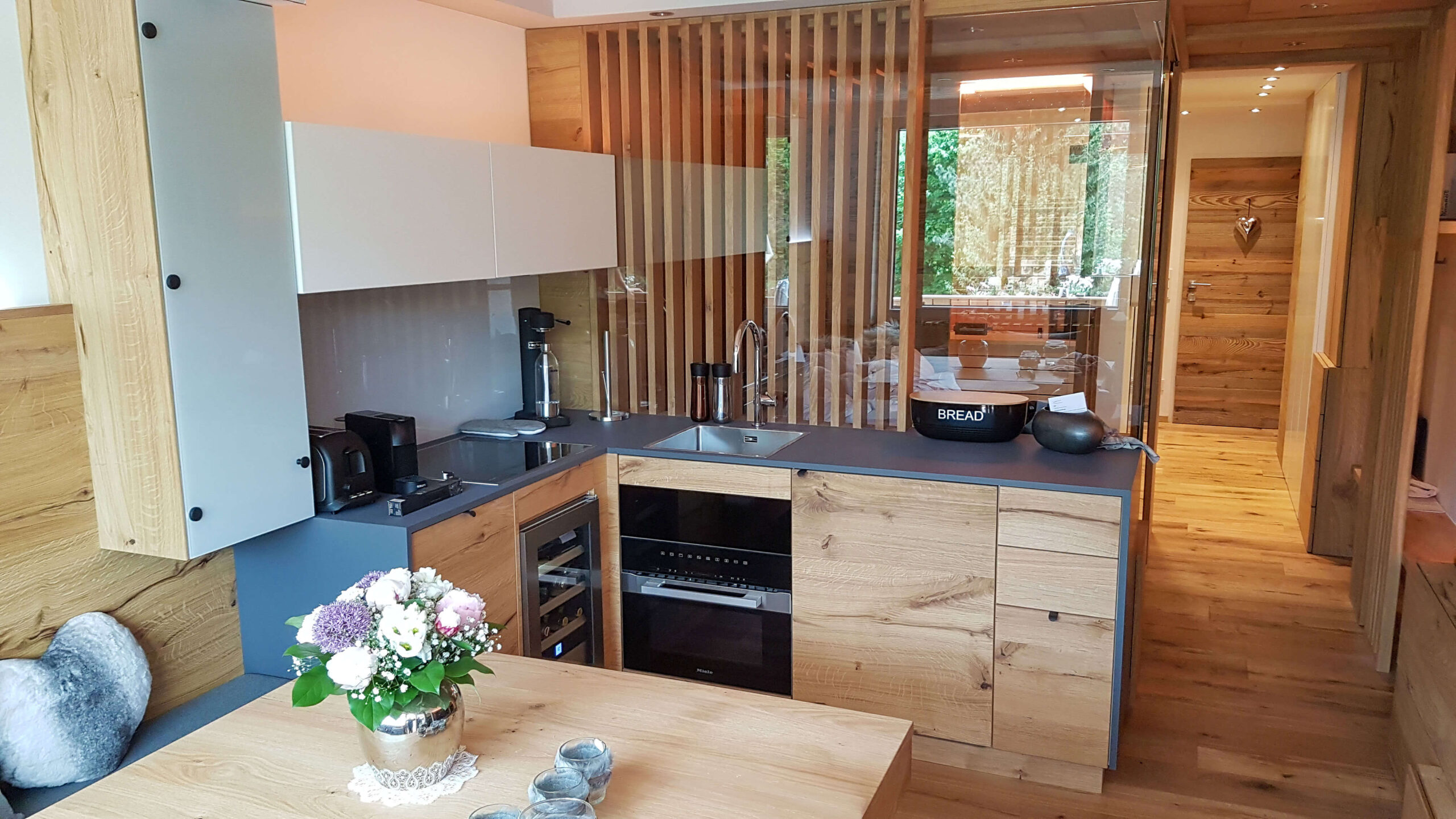 Küchenzeile, Blick auf Glaselement mit Bett, Tisch