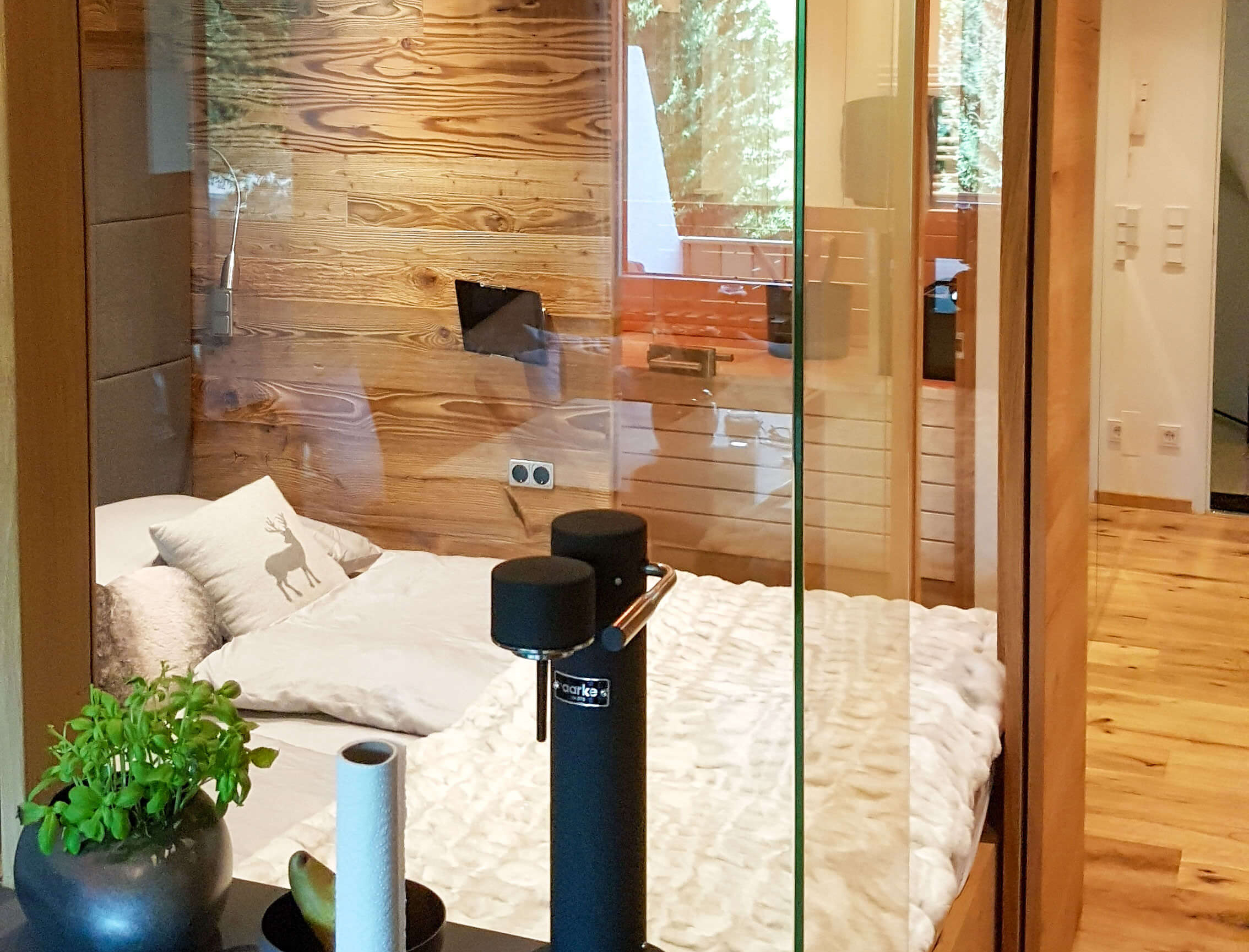 Glaselement mit Bett