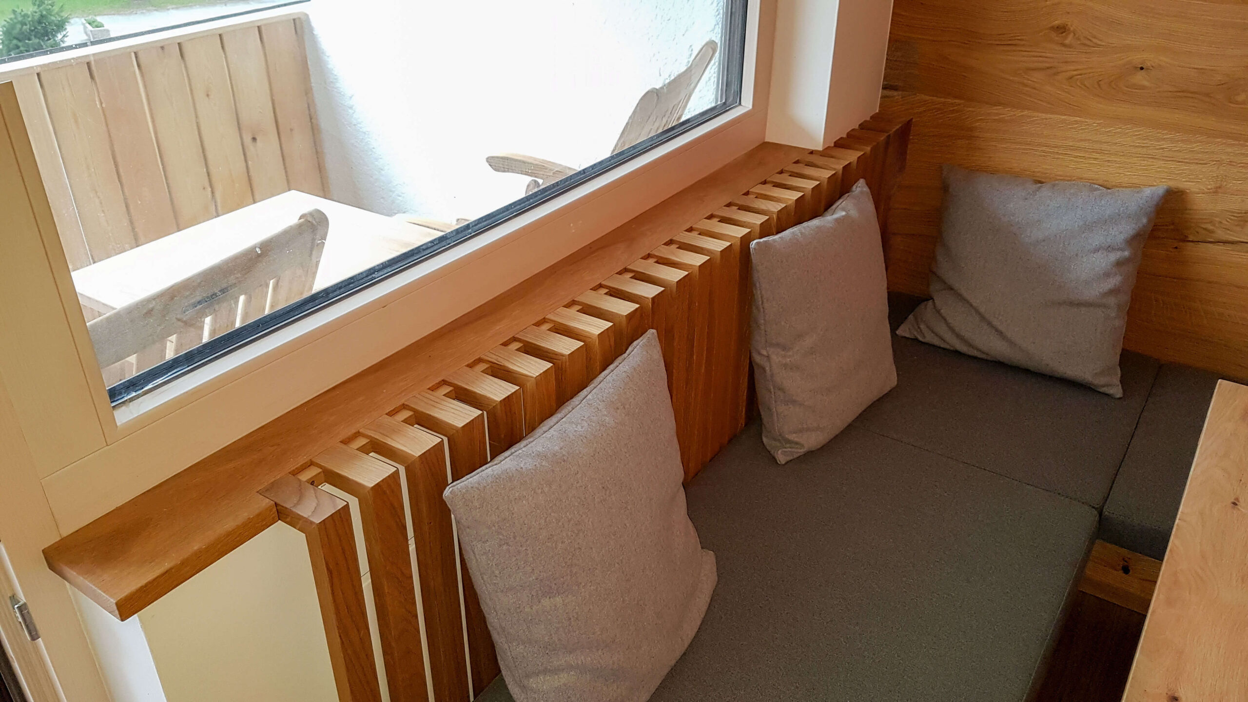 Essecke mit Bank, Holzverkleidung Wand